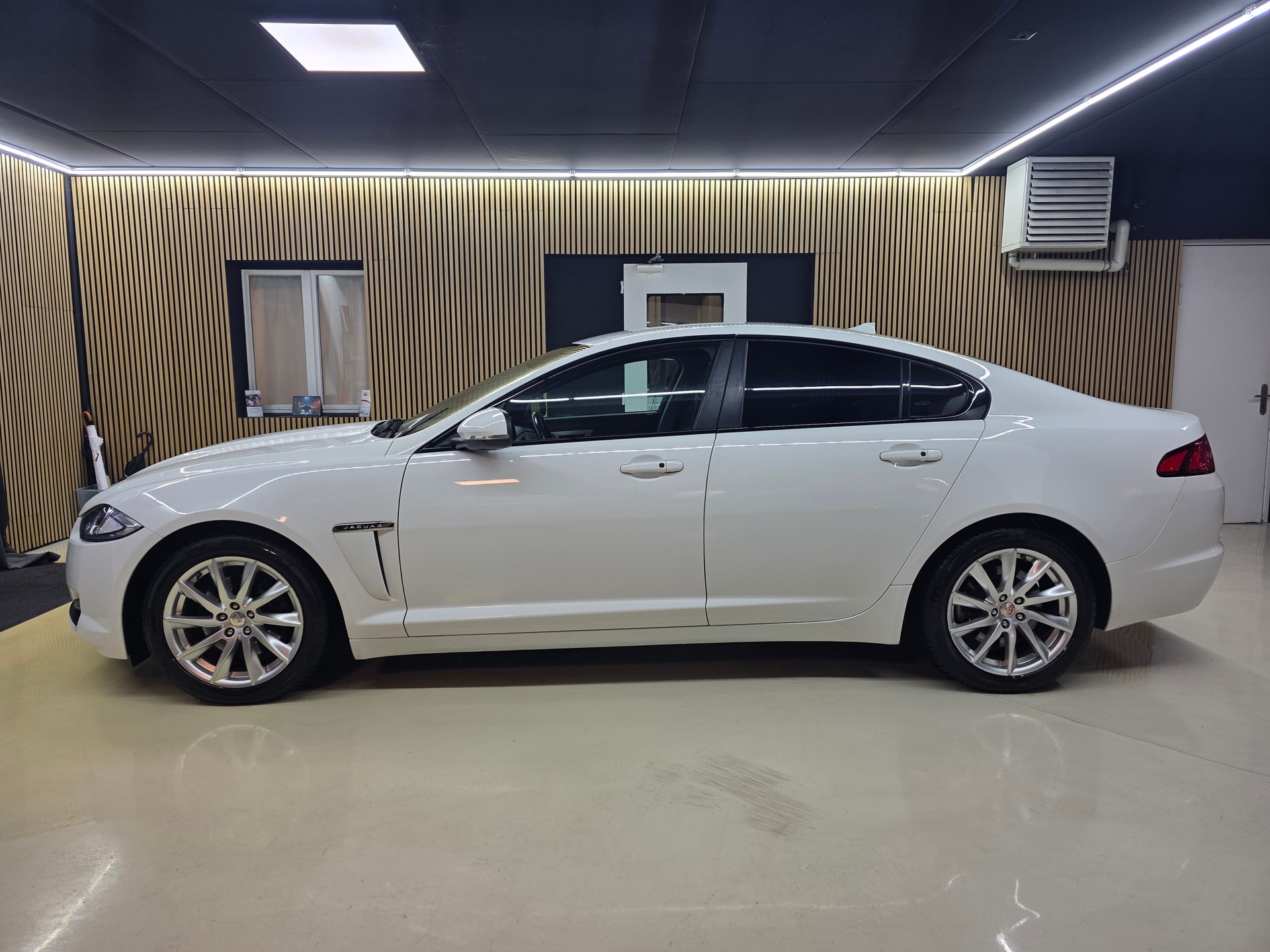 JAGUAR XF 2.2d Black Package-showroom-element-3