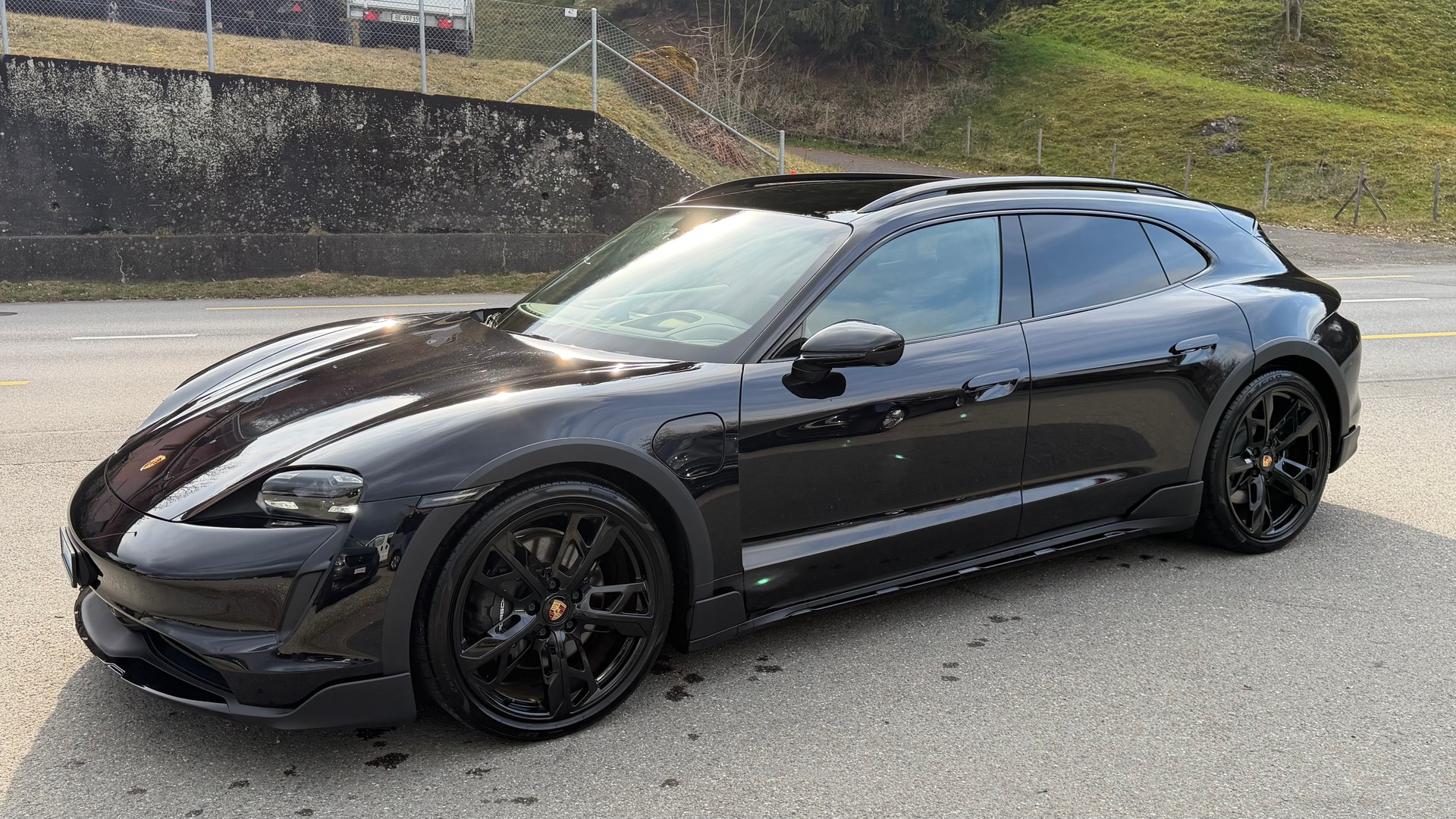 PORSCHE Taycan 4 Cross Turismo-image-2