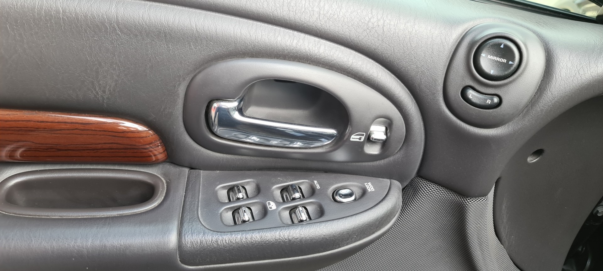 CHRYSLER 300M-image-14