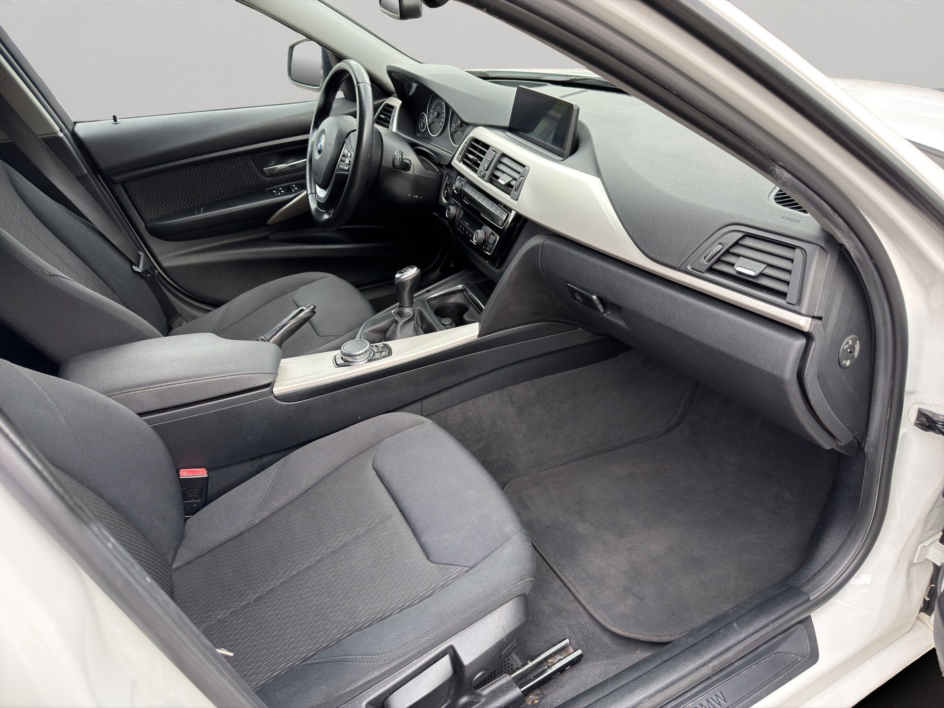 BMW 318d xDrive Sport Line-image-10