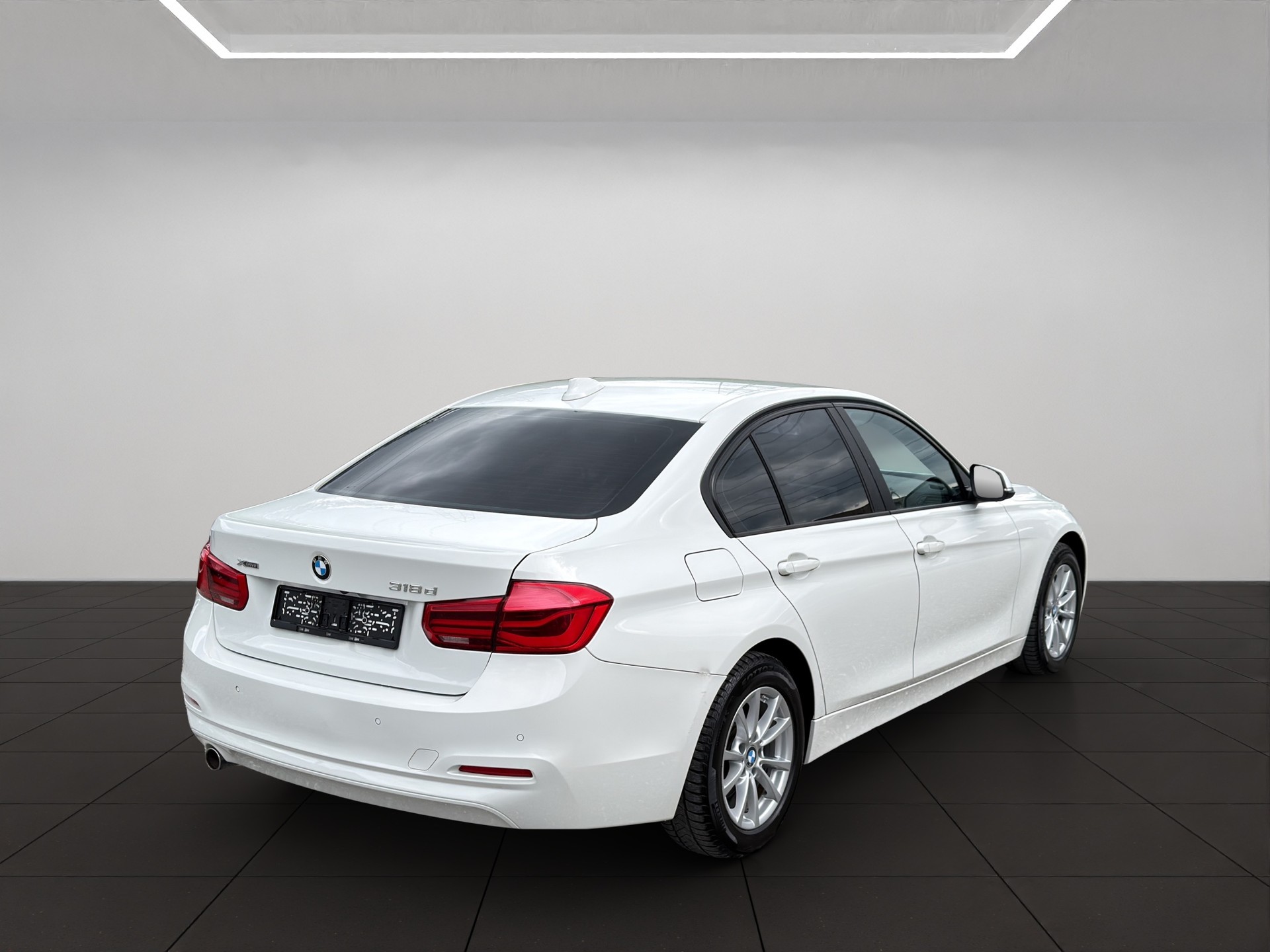 BMW 318d xDrive Sport Line-showroom-element-1