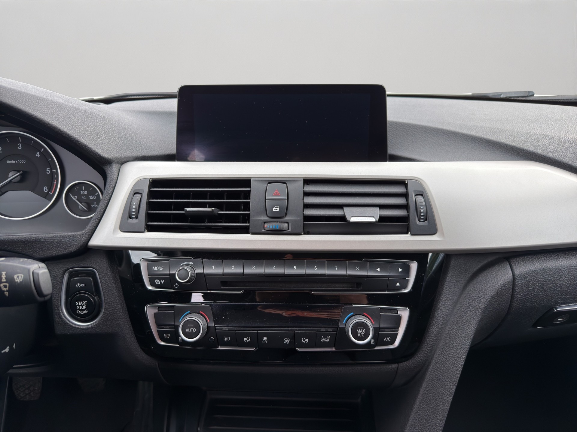 BMW 318d xDrive Sport Line-image-12