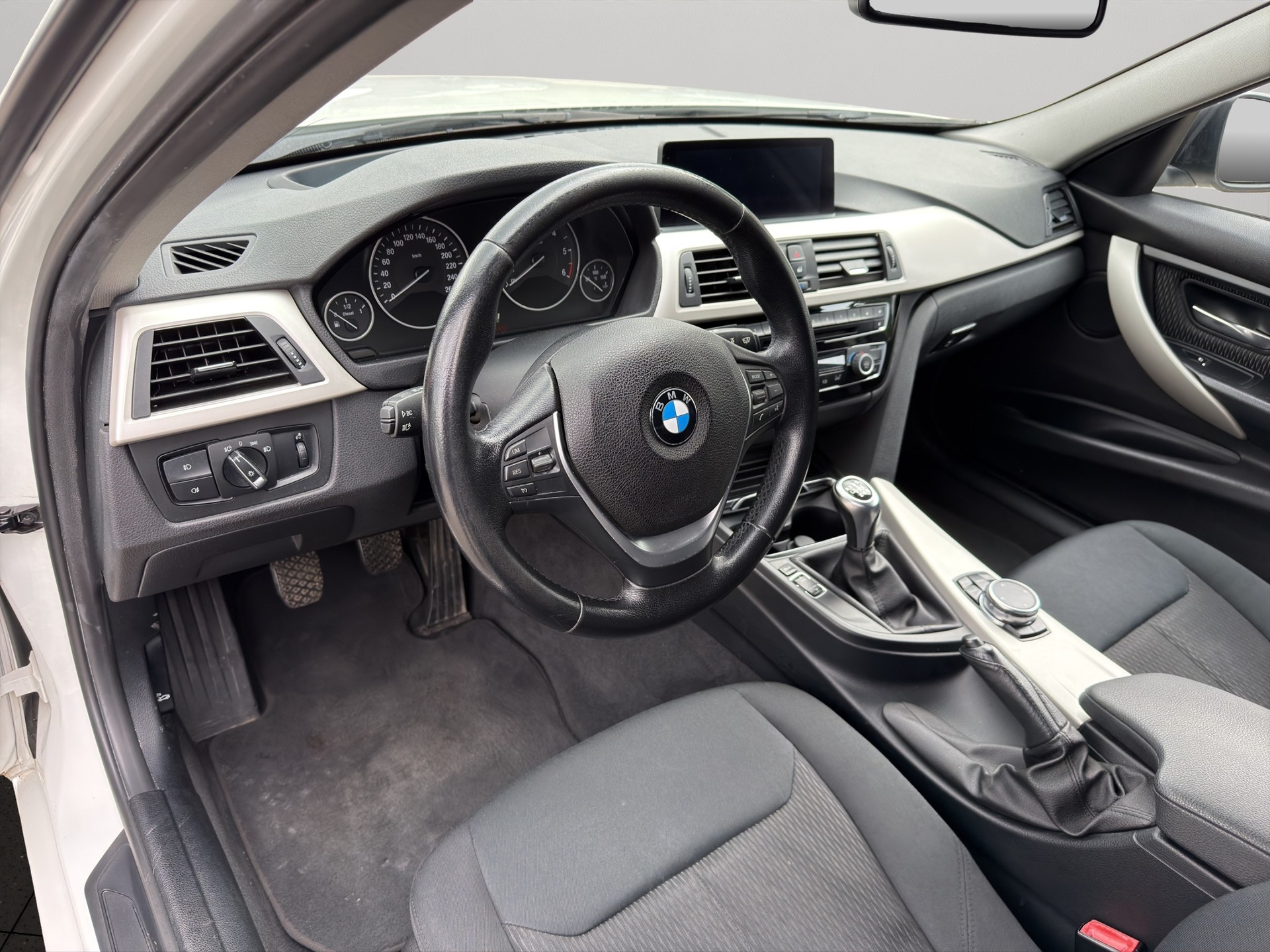 BMW 318d xDrive Sport Line-image-6
