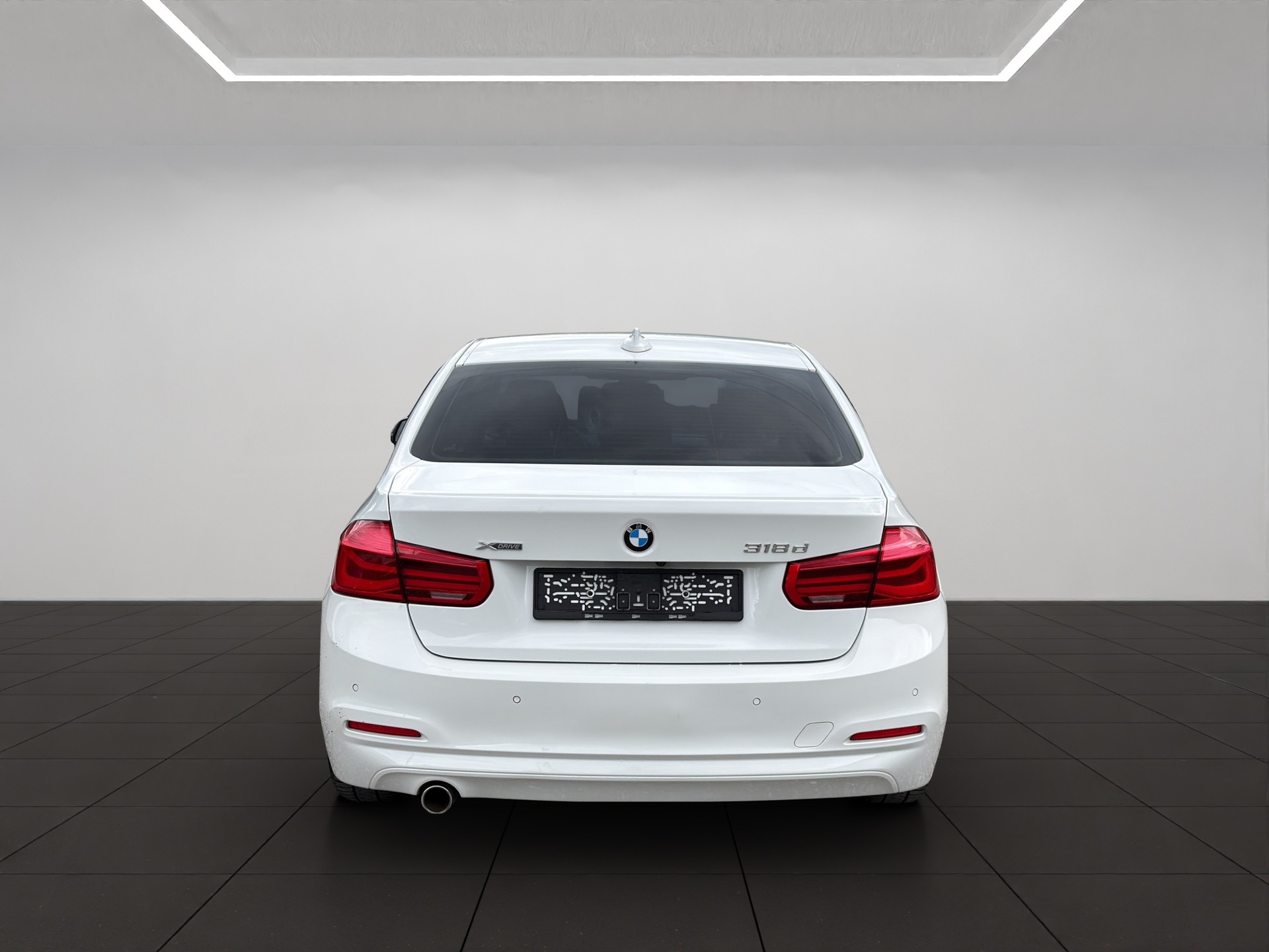 BMW 318d xDrive Sport Line-showroom-element-2