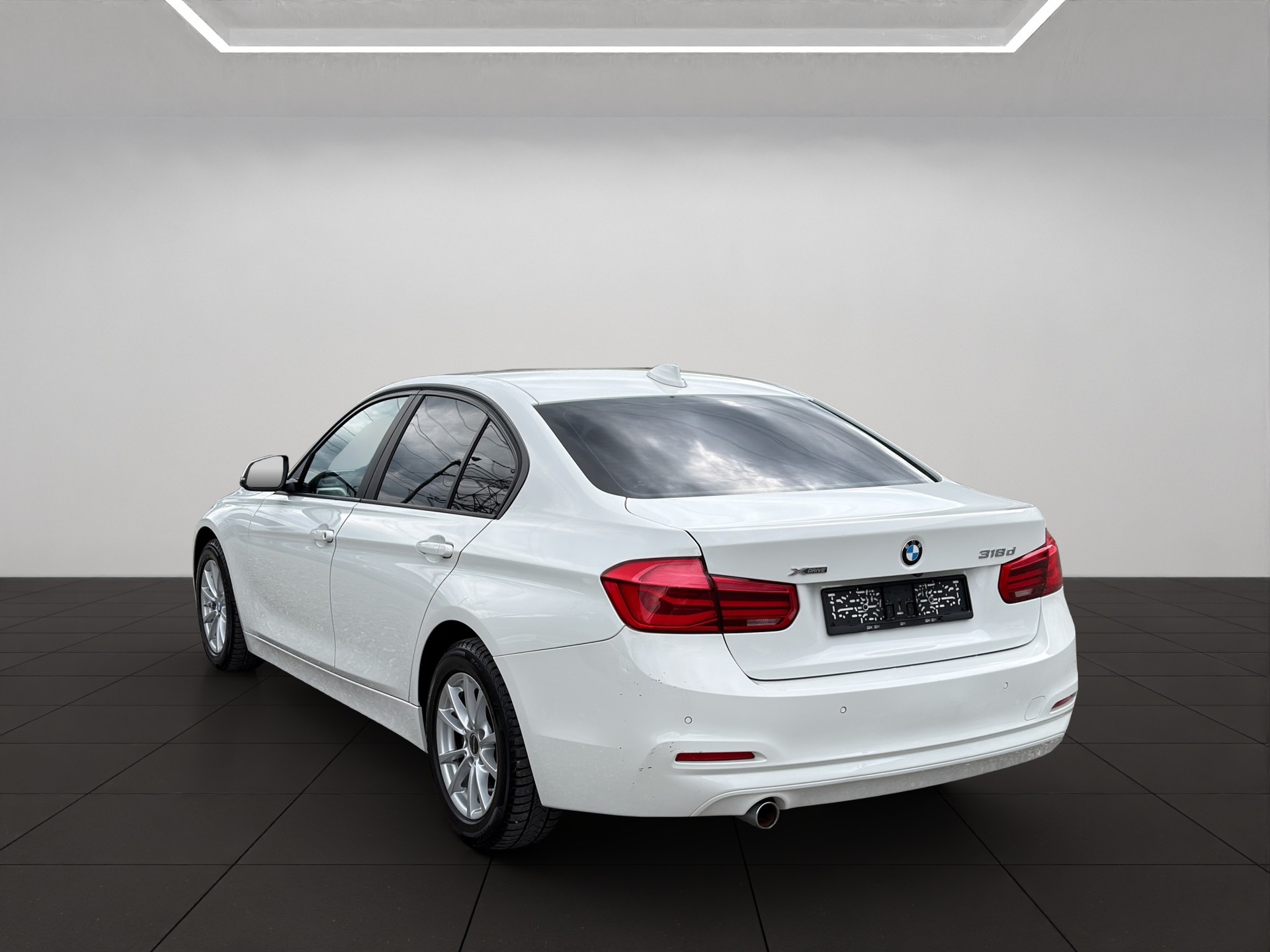 BMW 318d xDrive Sport Line-showroom-element-3
