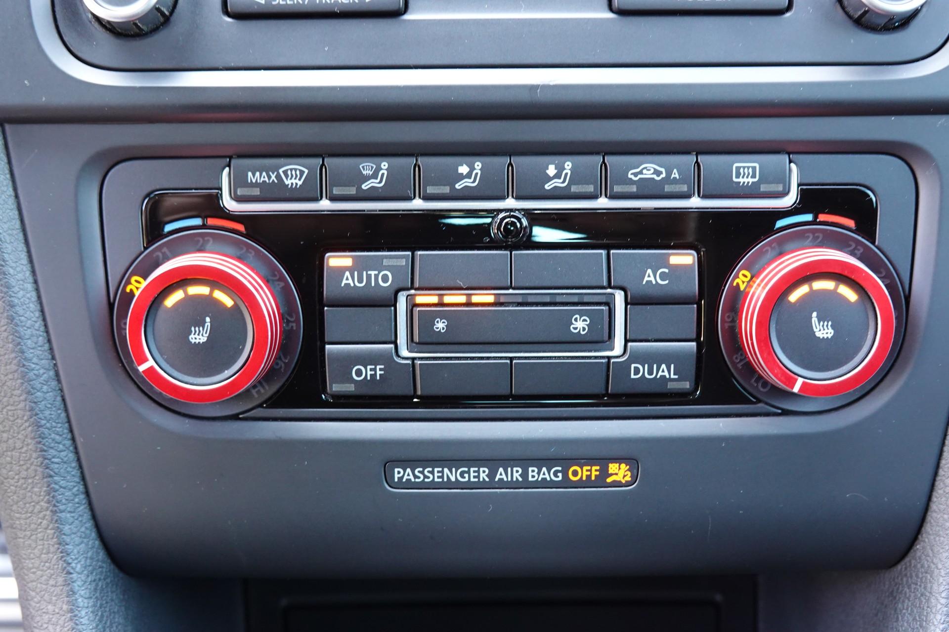 VW Golf 2.0 TSI R 4Motion DSG - " CH Auto * Capteur de recul * Toit Ouvrant * Phares Xenon "-image-13
