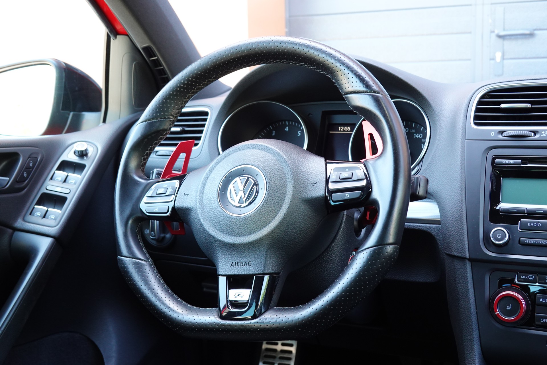 VW Golf 2.0 TSI R 4Motion DSG - " CH Auto * Capteur de recul * Toit Ouvrant * Phares Xenon "-image-11