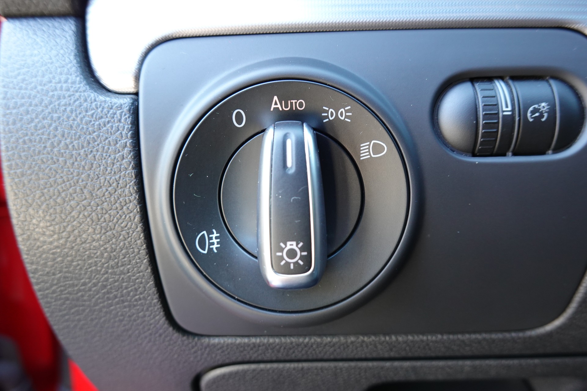 VW Golf 2.0 TSI R 4Motion DSG - " CH Auto * Capteur de recul * Toit Ouvrant * Phares Xenon "-image-16