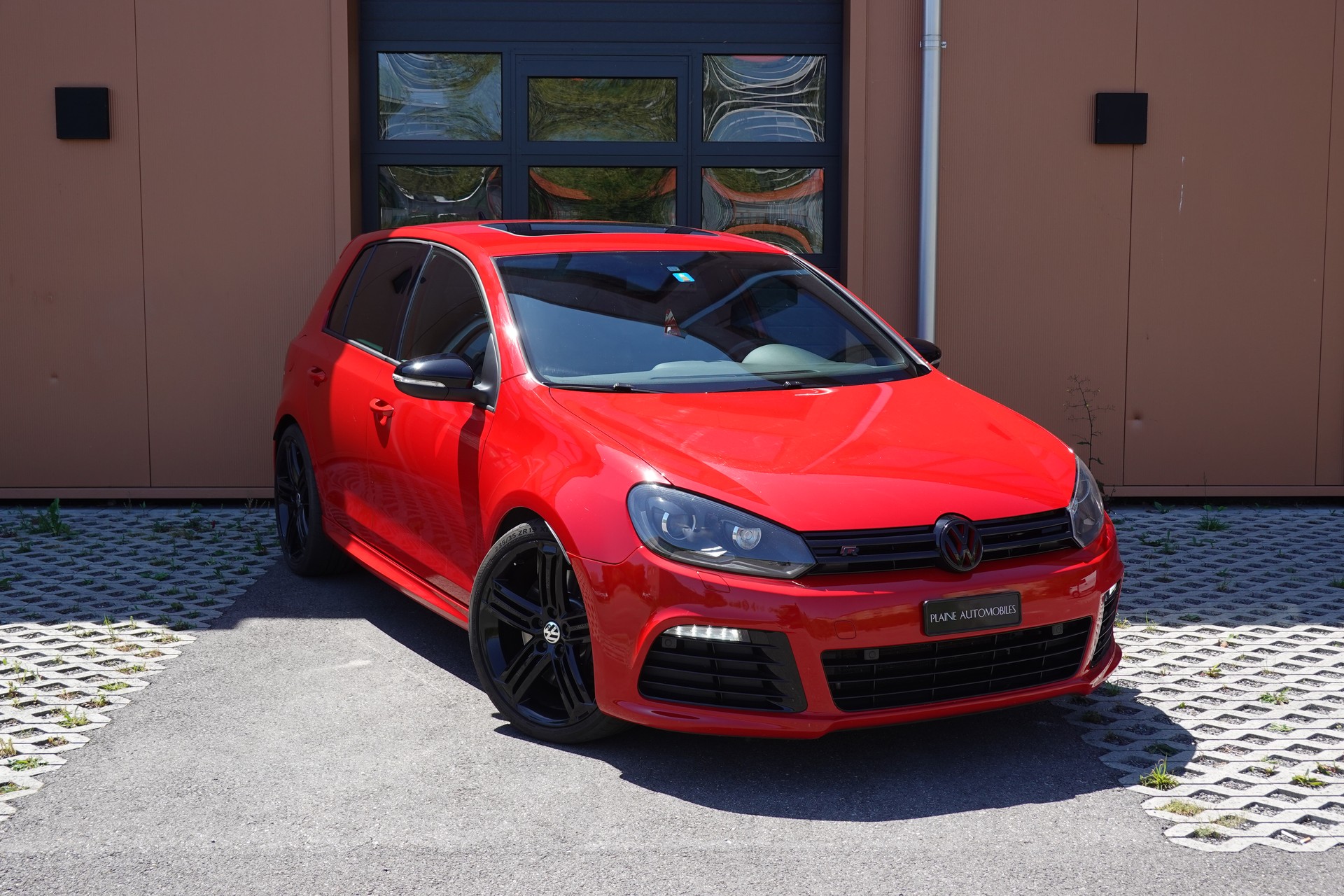VW Golf 2.0 TSI R 4Motion DSG - " CH Auto * Capteur de recul * Toit Ouvrant * Phares Xenon "-image-0