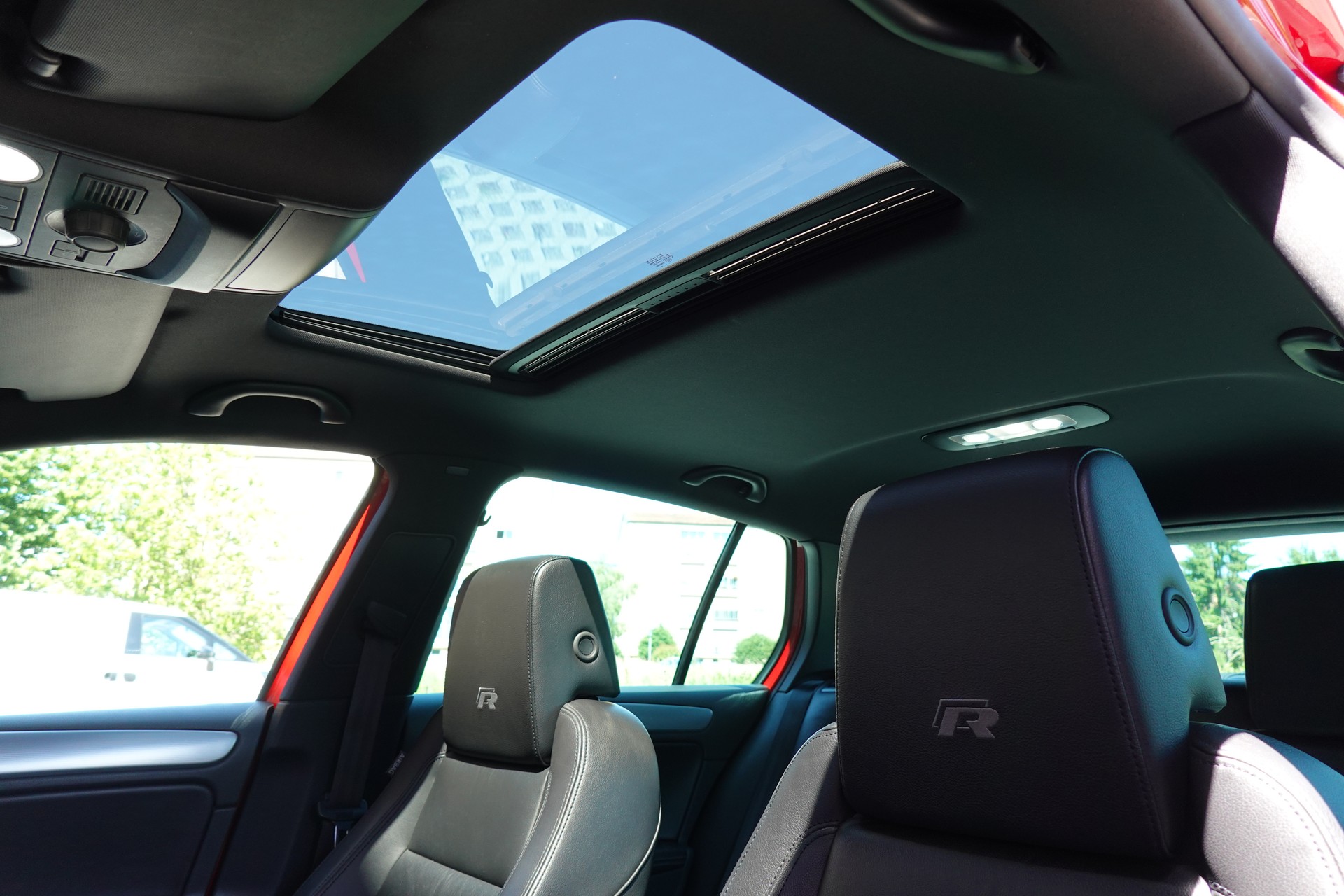 VW Golf 2.0 TSI R 4Motion DSG - " CH Auto * Capteur de recul * Toit Ouvrant * Phares Xenon "-image-18