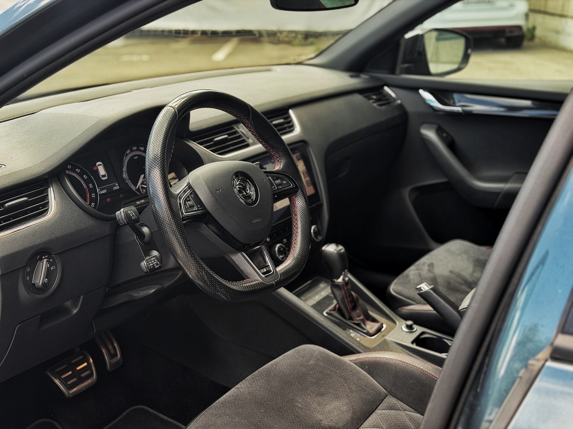 SKODA Octavia Combi 2.0 TDI RS 4x4 DSG-image-14