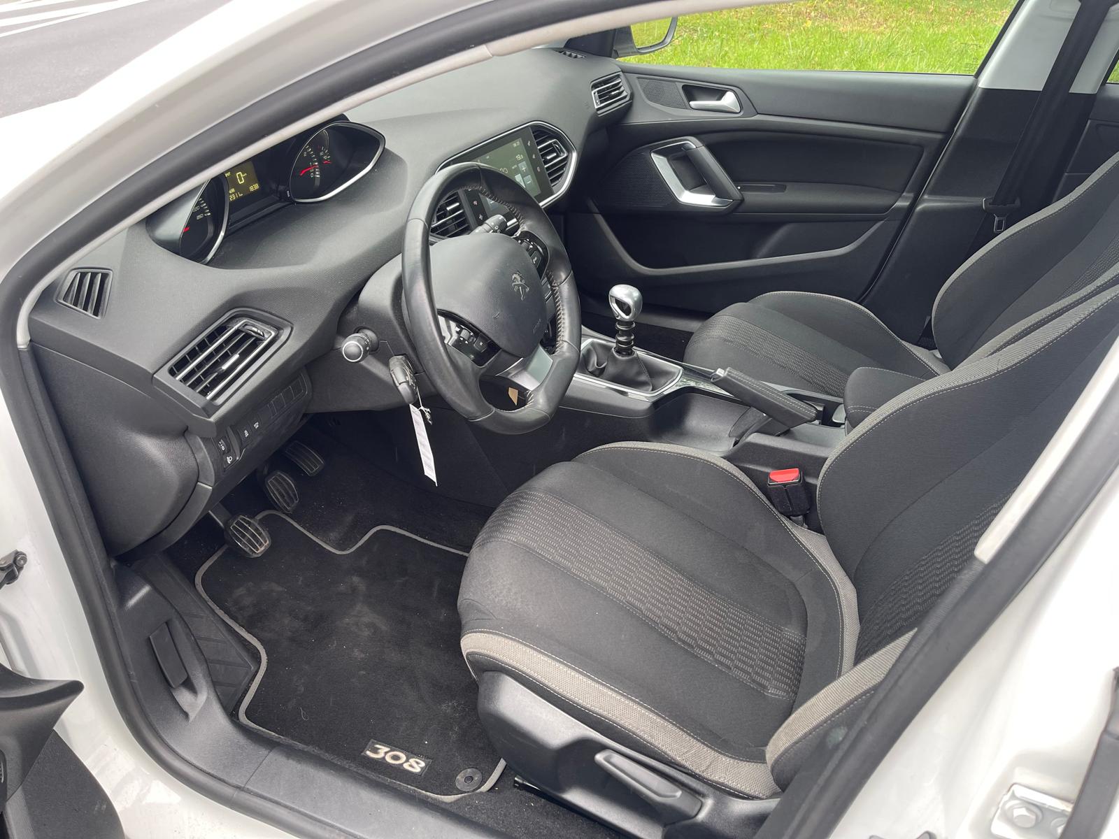 PEUGEOT 308 SW 1.2 THP Style-image-12