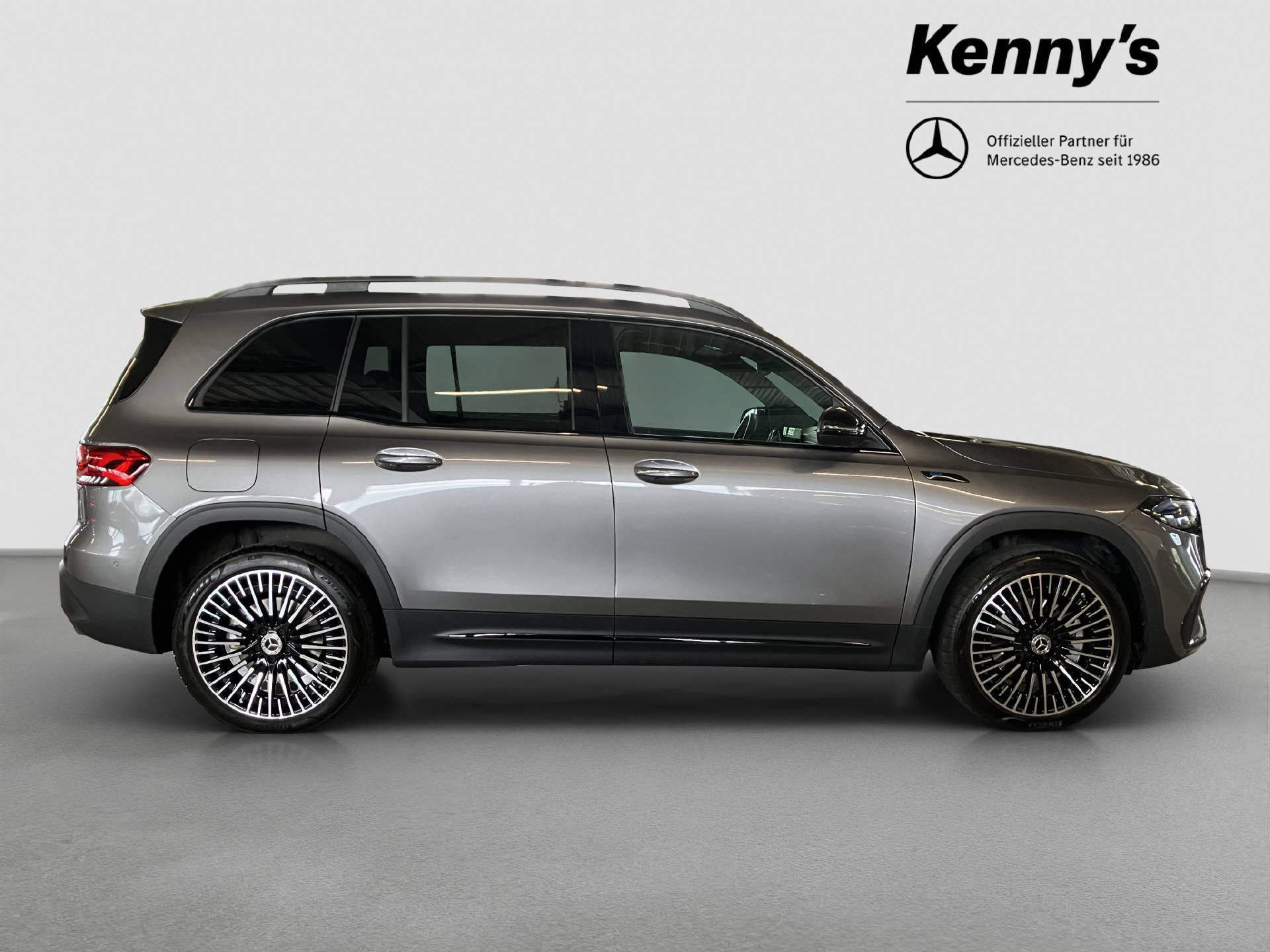 MERCEDES-BENZ EQB 300 AMG Line 4MATIC-showroom-element-3