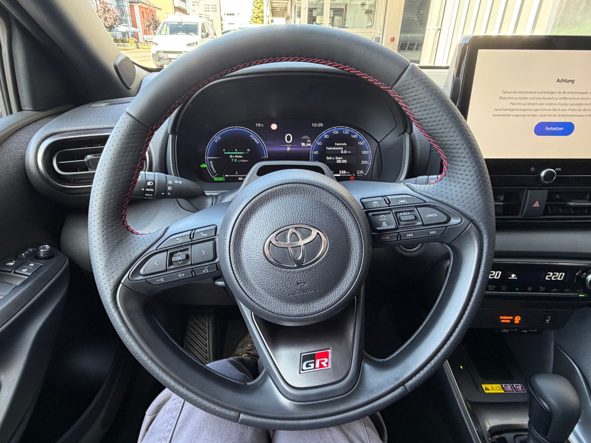TOYOTA Yaris 1.5 GR Sport e-CVT-image-13