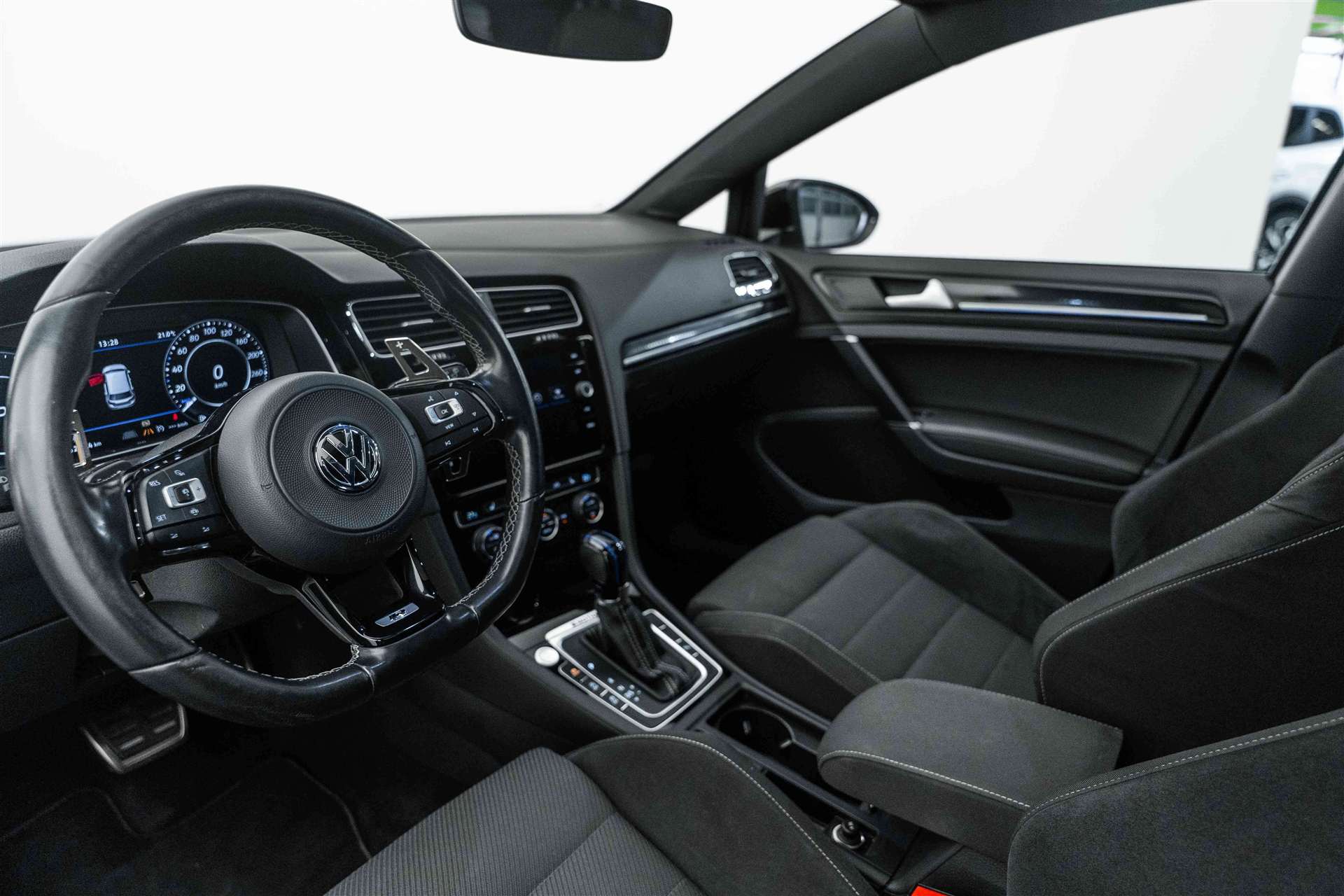 VW Golf 2.0 TSI R 4Motion DSG 300PS-image-7