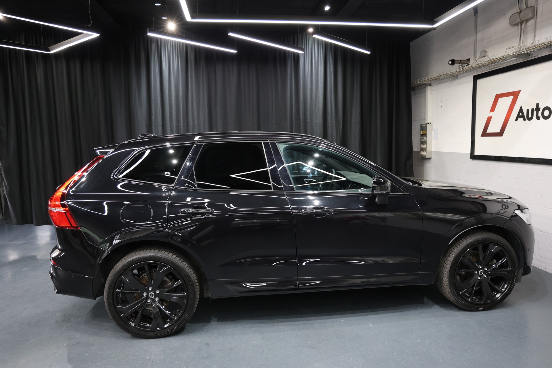 VOLVO XC60 B5 Benzin Mild Hybrid AWD Ultra Dark Geartronic-showroom-element-1