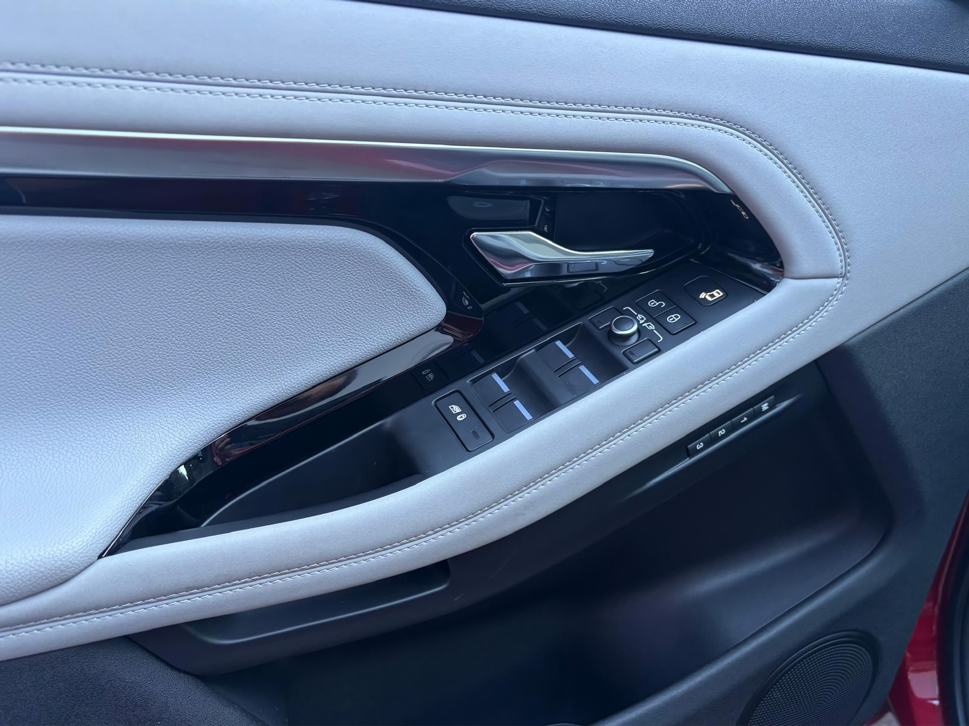 LAND ROVER Range Rover Evoque P 300e SE AT8-image-27