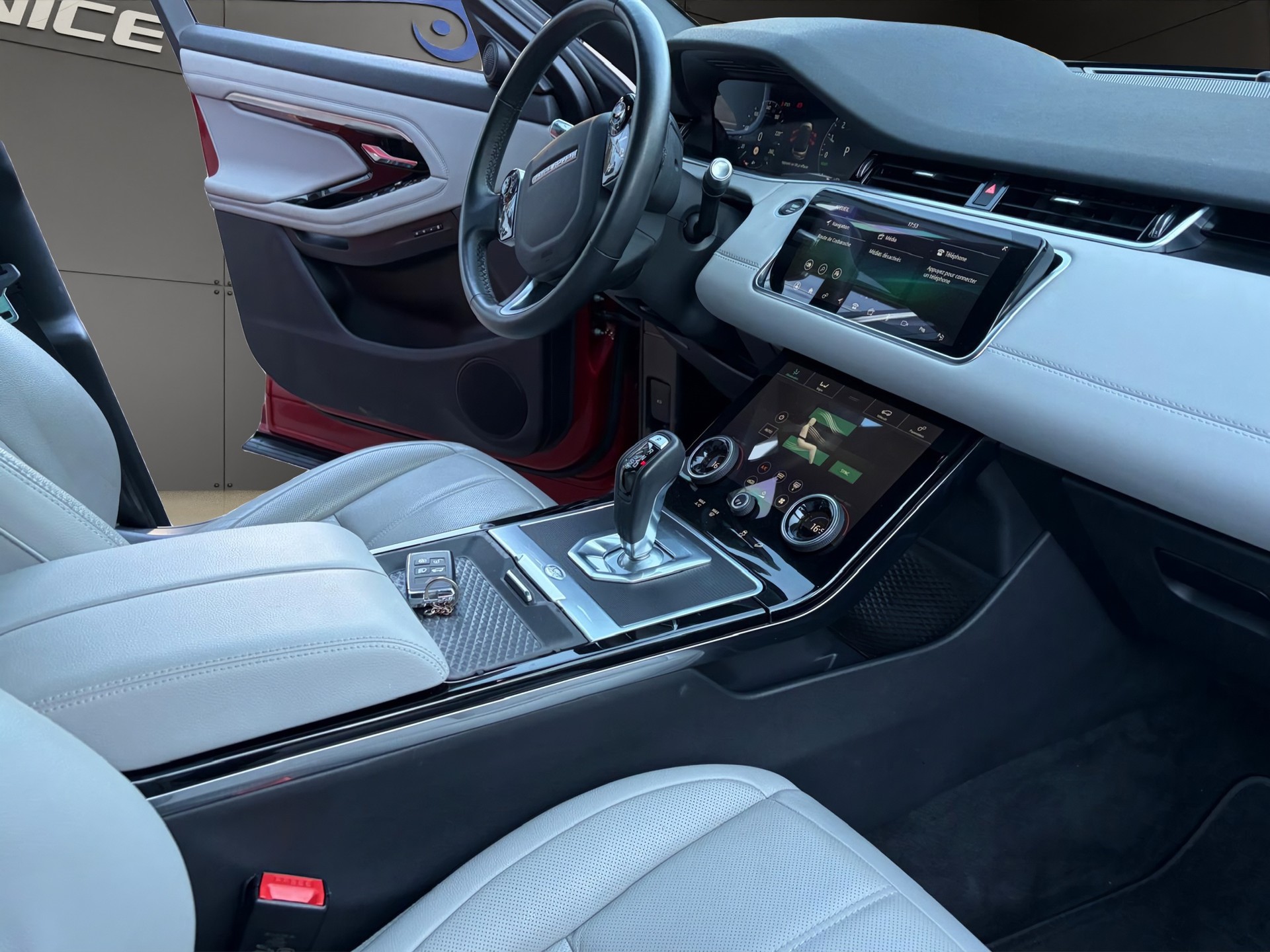 LAND ROVER Range Rover Evoque P 300e SE AT8-image-21