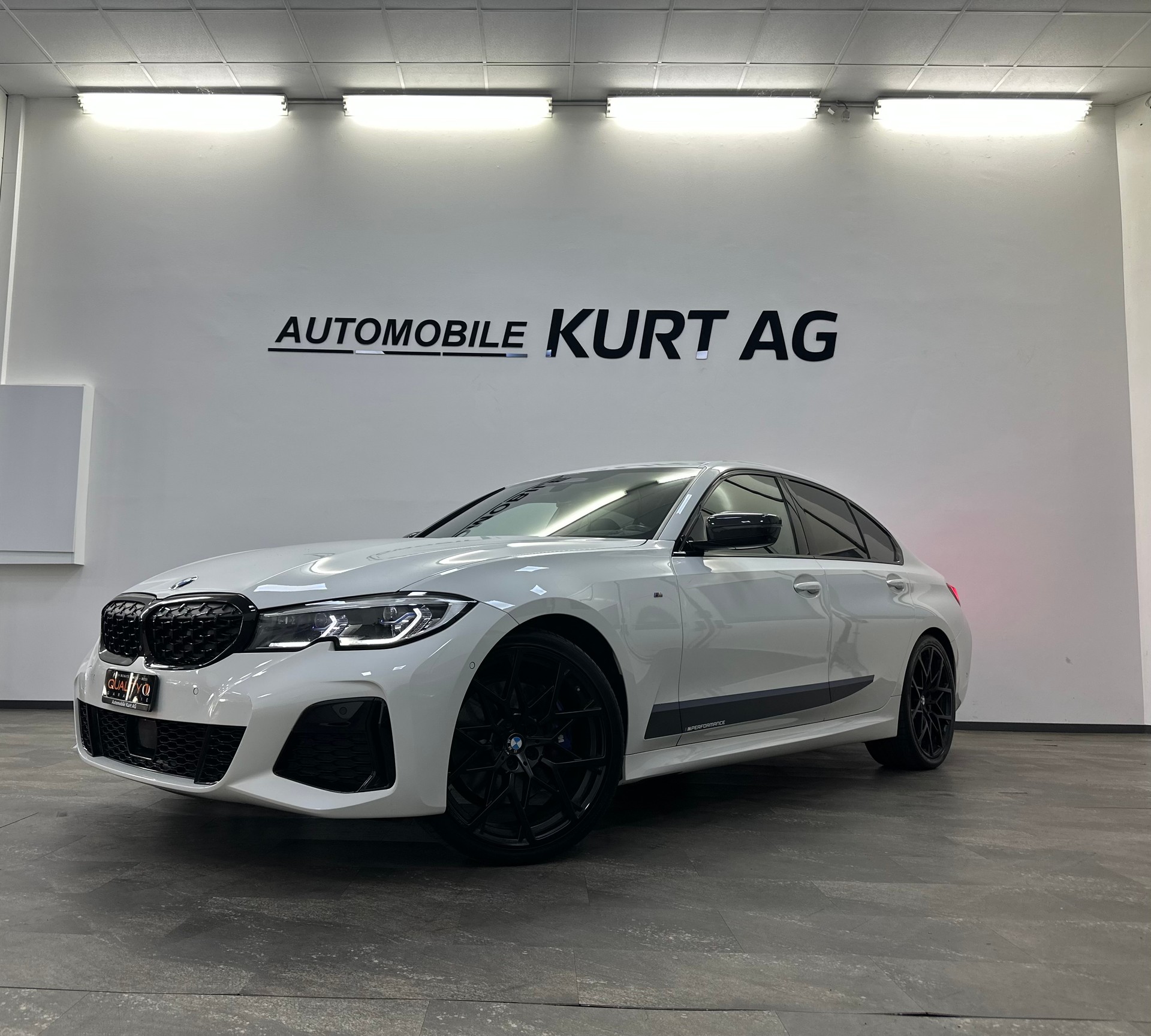 BMW M340i xDrive M-Performance-showroom-element-1