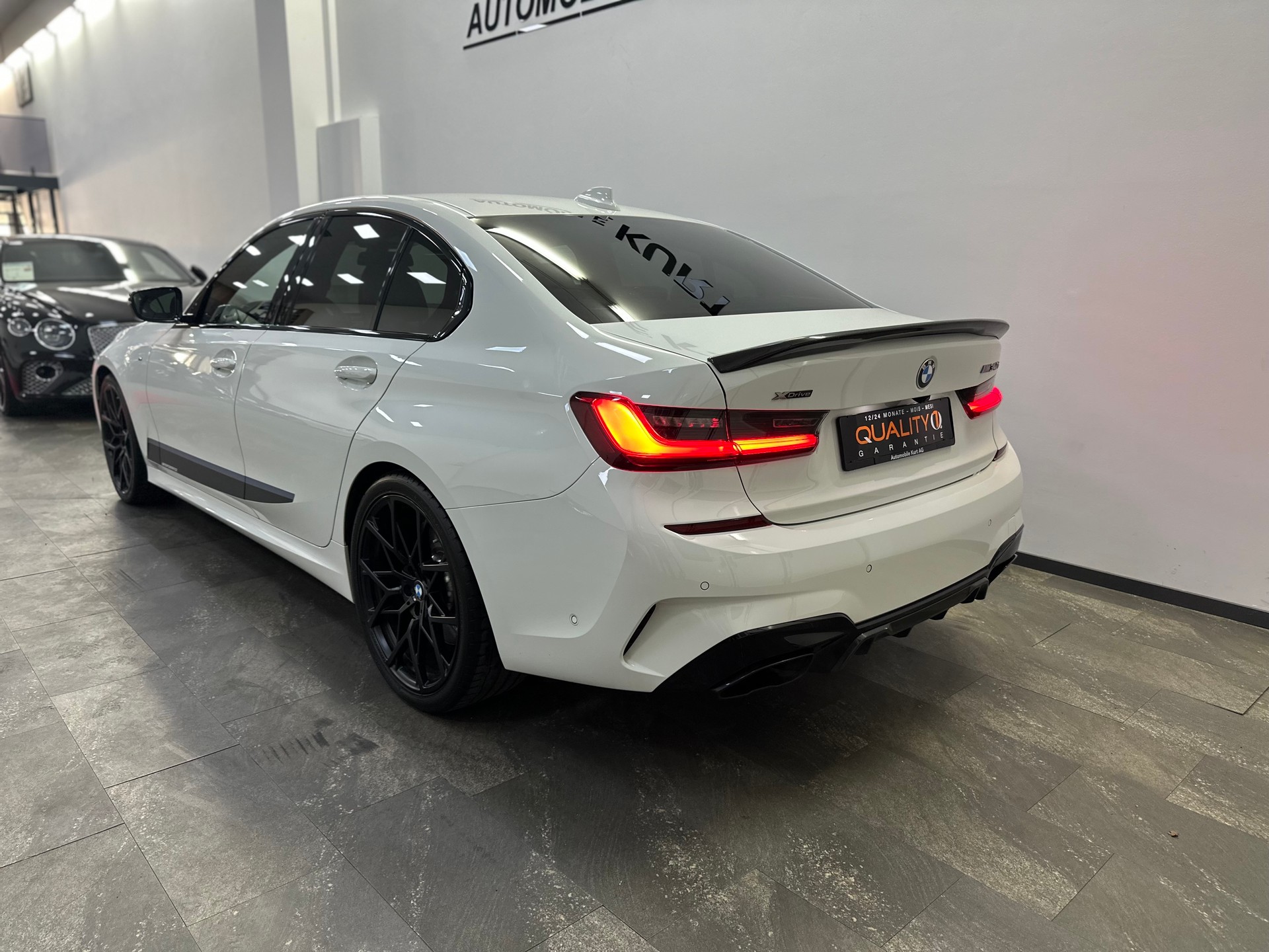 BMW M340i xDrive M-Performance-showroom-element-3