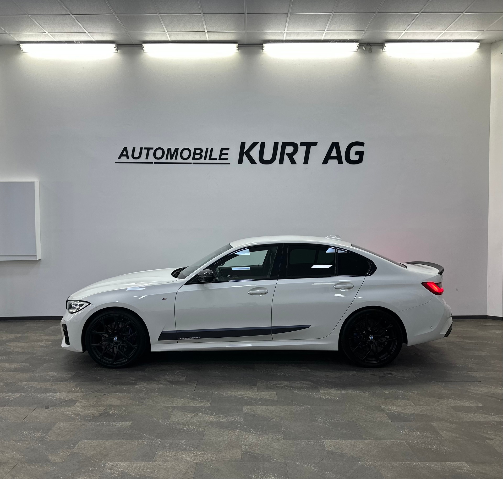 BMW M340i xDrive M-Performance-showroom-element-2