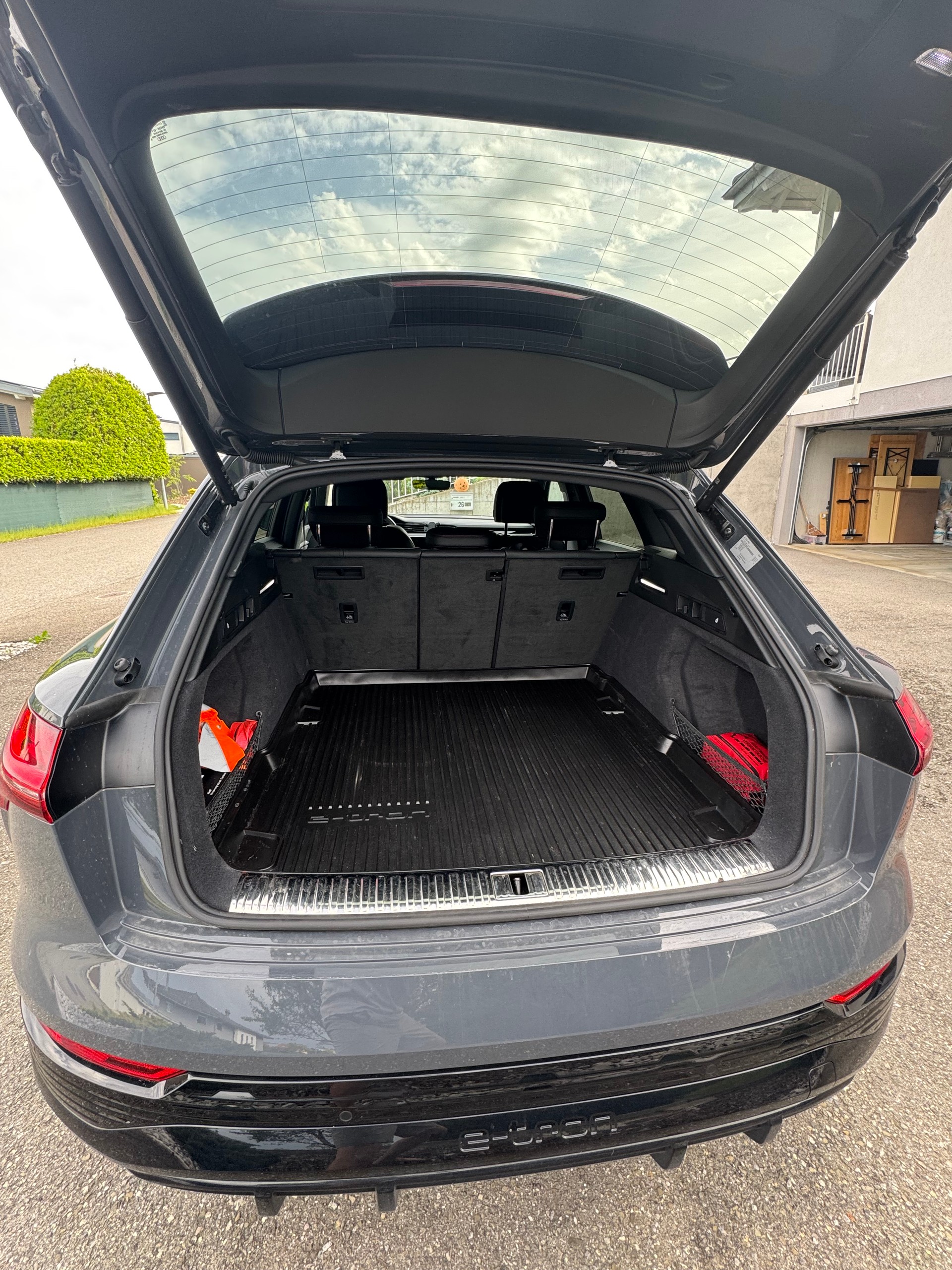AUDI Q8 55 e-tron S line quattro-image-3
