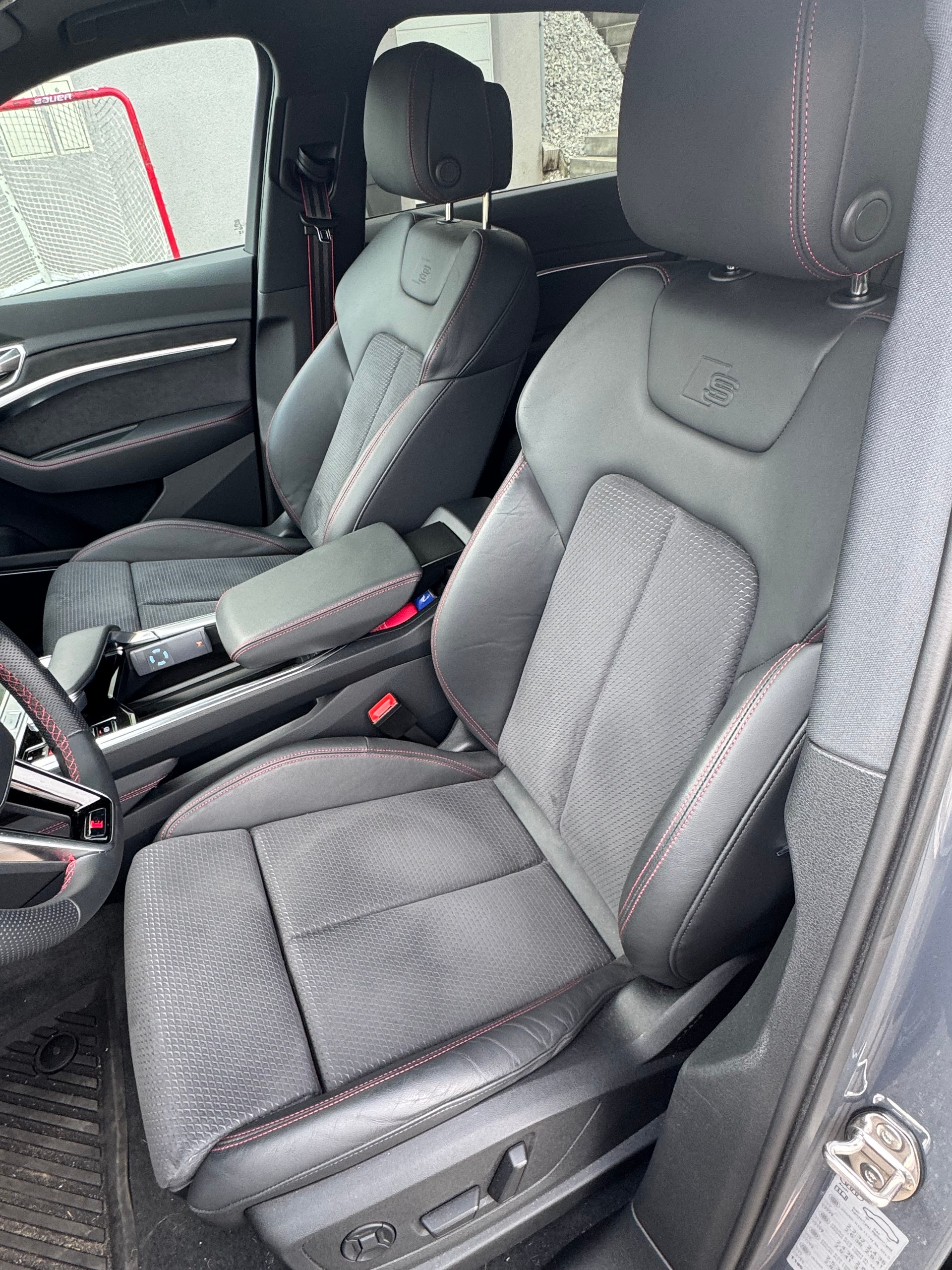 AUDI Q8 55 e-tron S line quattro-image-4