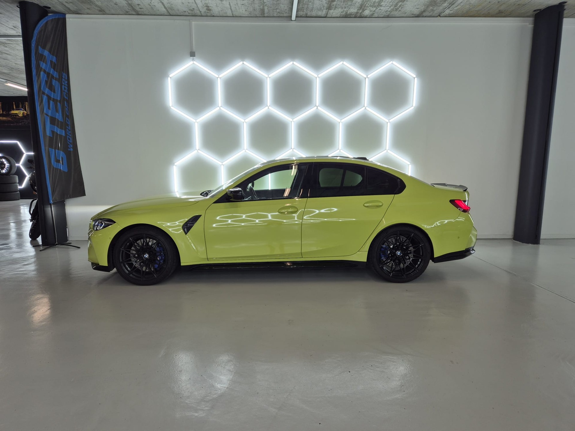 BMW M3 Competition M xDrive-showroom-element-2