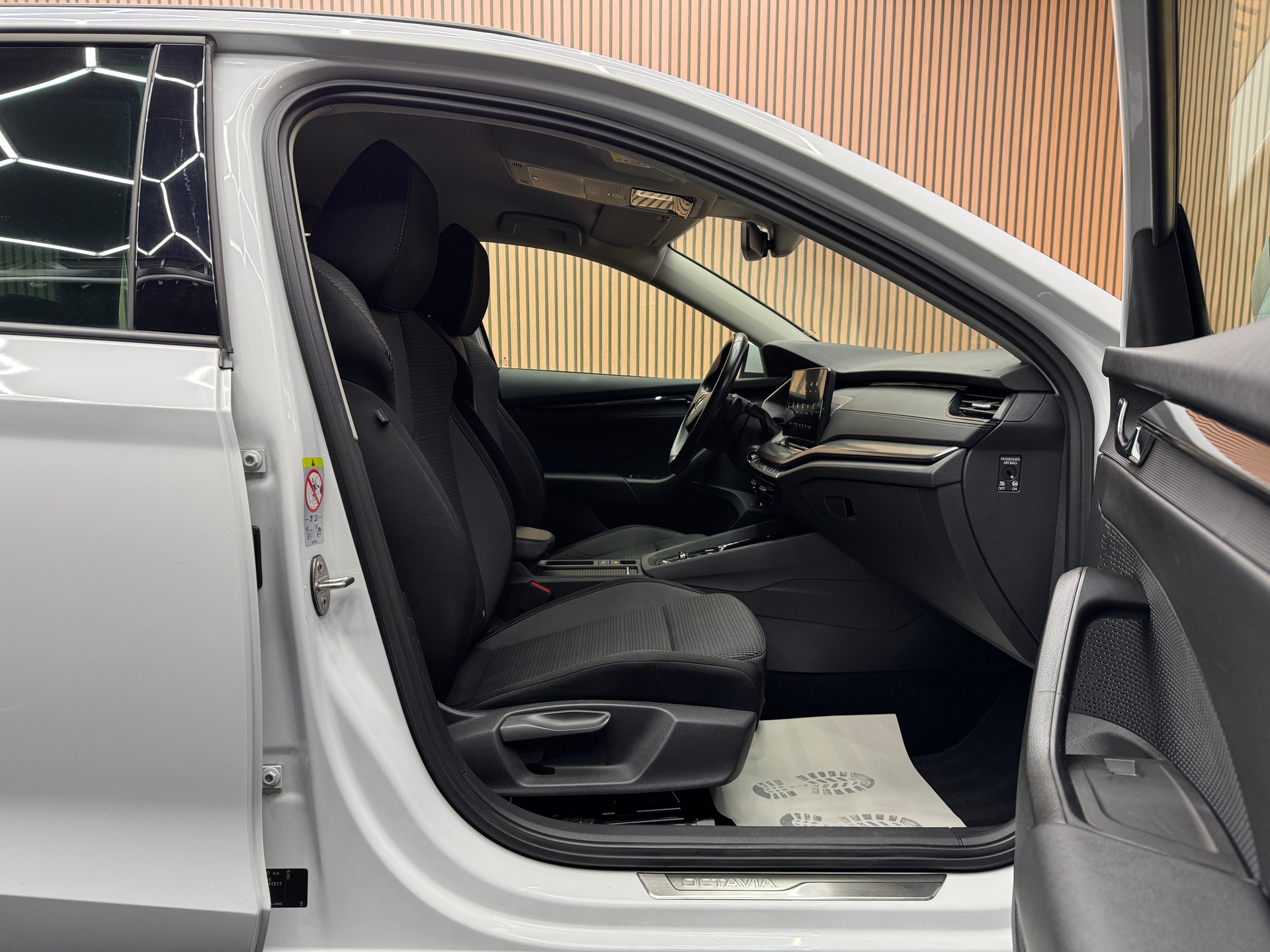 SKODA Octavia Combi 2.0 TDI 150 Ambition DSG | 1 Jahr Garantie | CH-Fahrzeug | *ab CHF 179.-/ Monat*-image-10