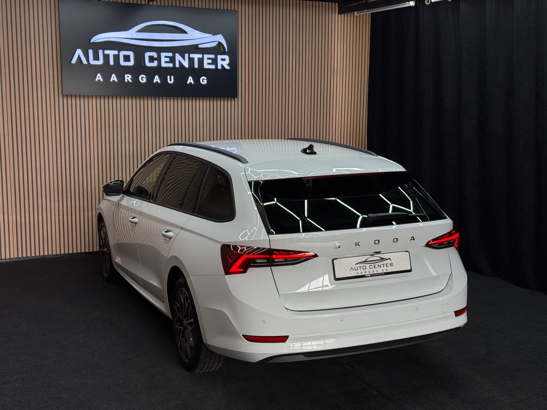 SKODA Octavia Combi 2.0 TDI 150 Ambition DSG | 1 Jahr Garantie | CH-Fahrzeug | *ab CHF 179.-/ Monat*-showroom-element-3
