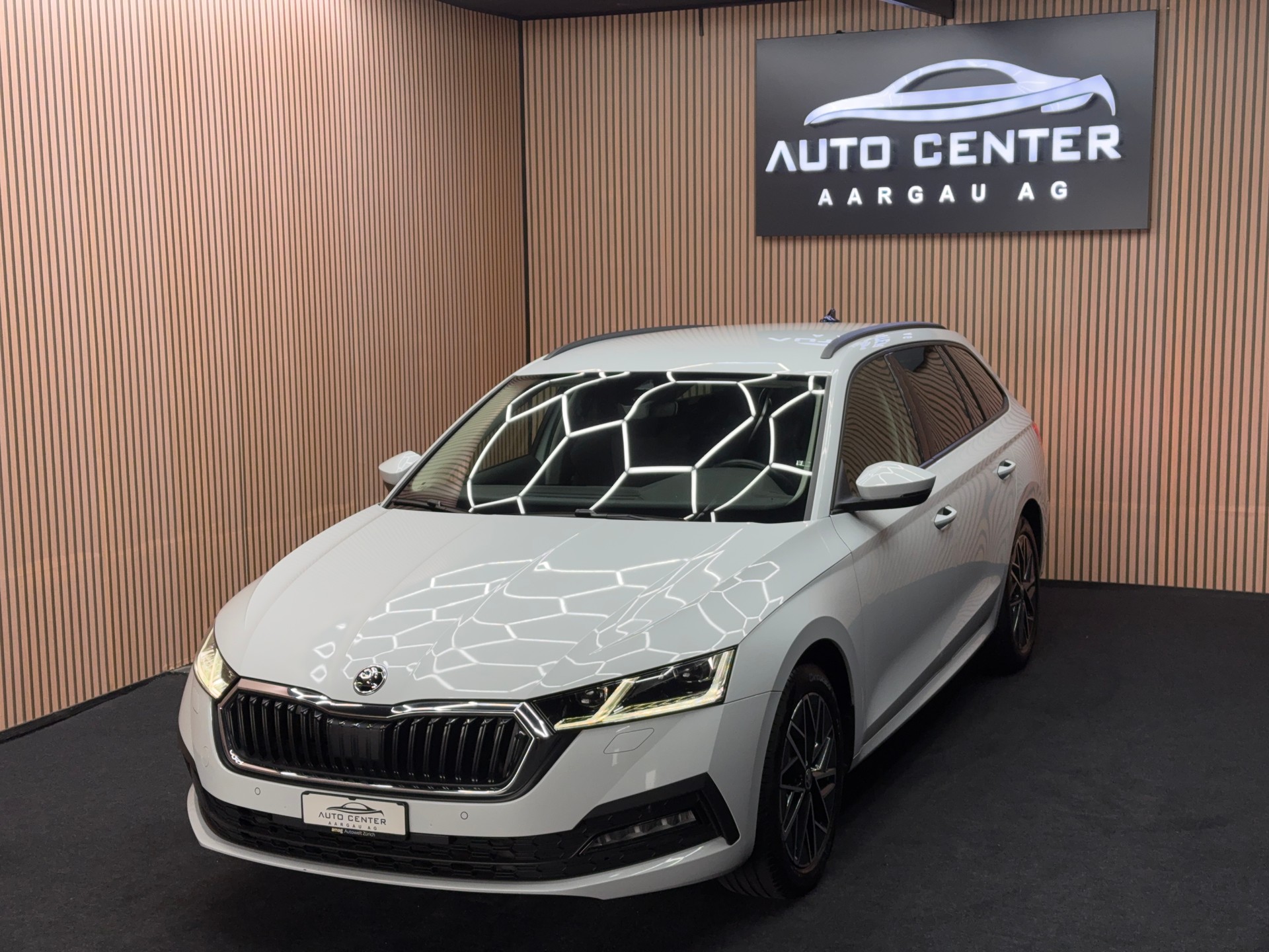 SKODA Octavia Combi 2.0 TDI 150 Ambition DSG | 1 Jahr Garantie | CH-Fahrzeug | *ab CHF 179.-/ Monat*-showroom-element-2