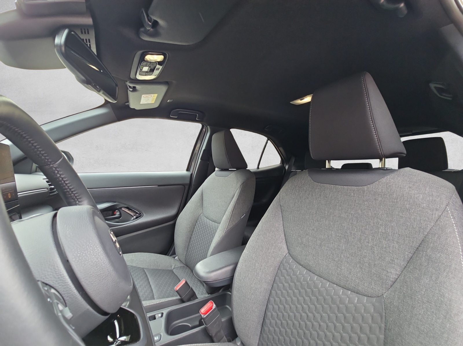 TOYOTA Yaris Cross 1.5 Premium Sondermodell Olympia-image-10