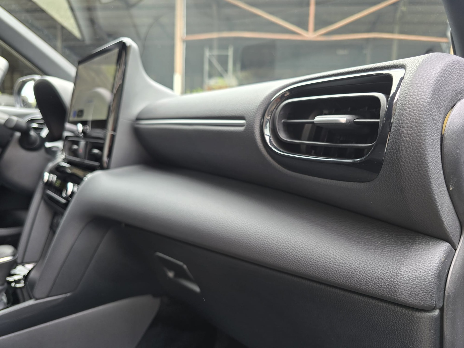 TOYOTA Yaris Cross 1.5 Premium Sondermodell Olympia-image-24