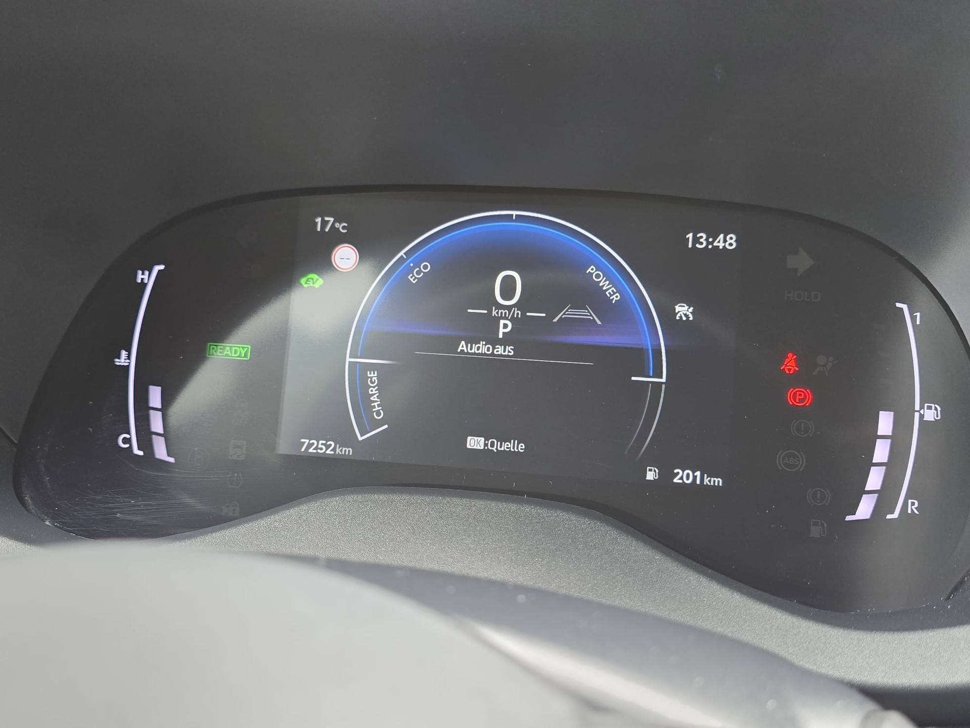 TOYOTA Yaris Cross 1.5 Premium Sondermodell Olympia-image-17