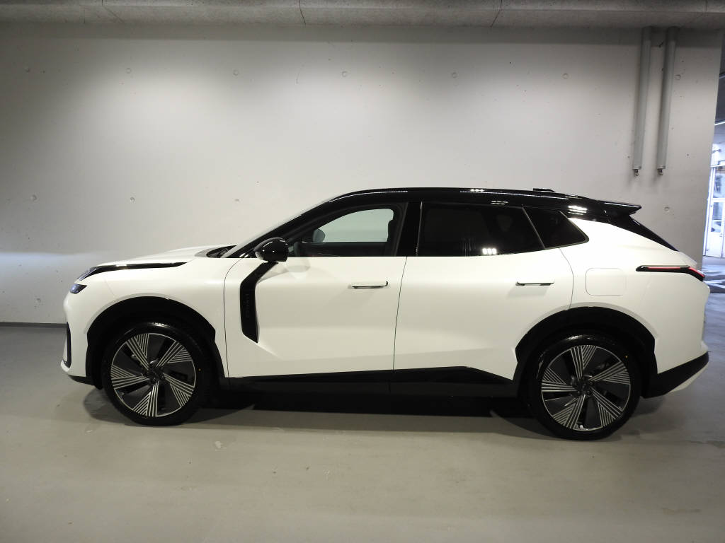 LYNK & CO 08-showroom-element-2