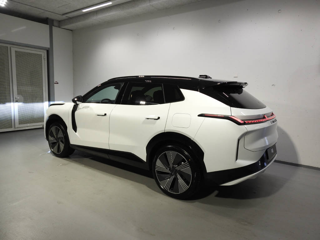 LYNK & CO 08-showroom-element-3
