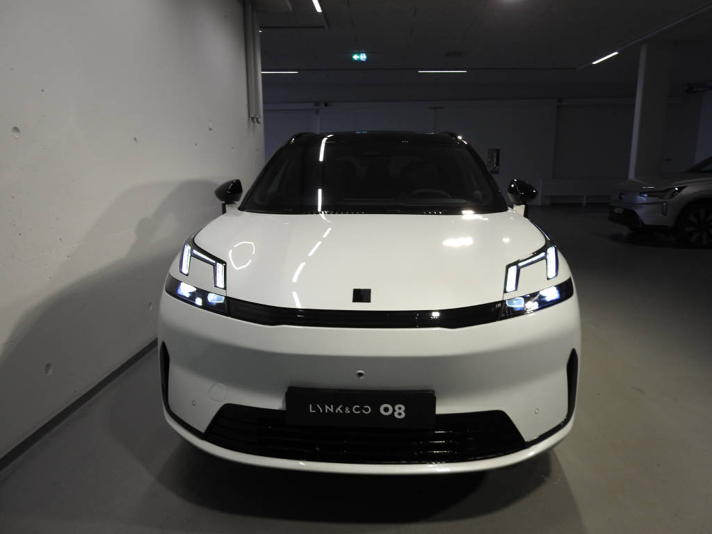 LYNK & CO 08-showroom-element-1