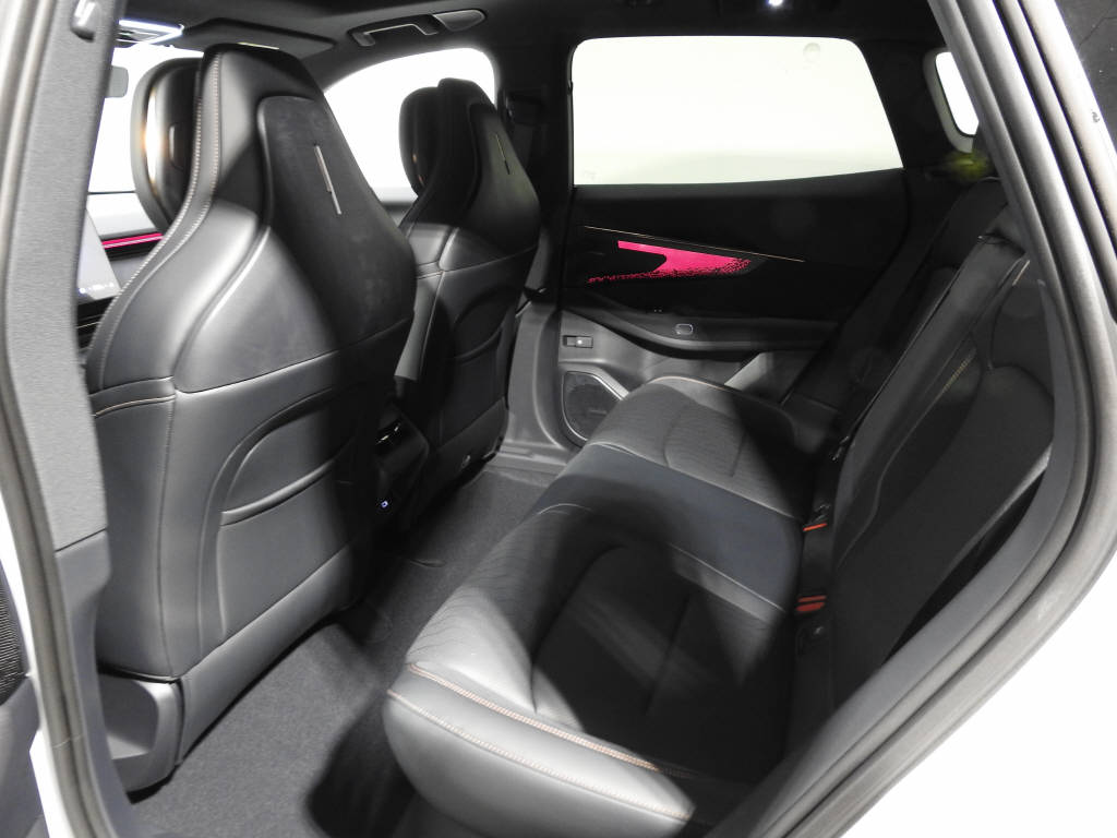 LYNK & CO 08-image-12