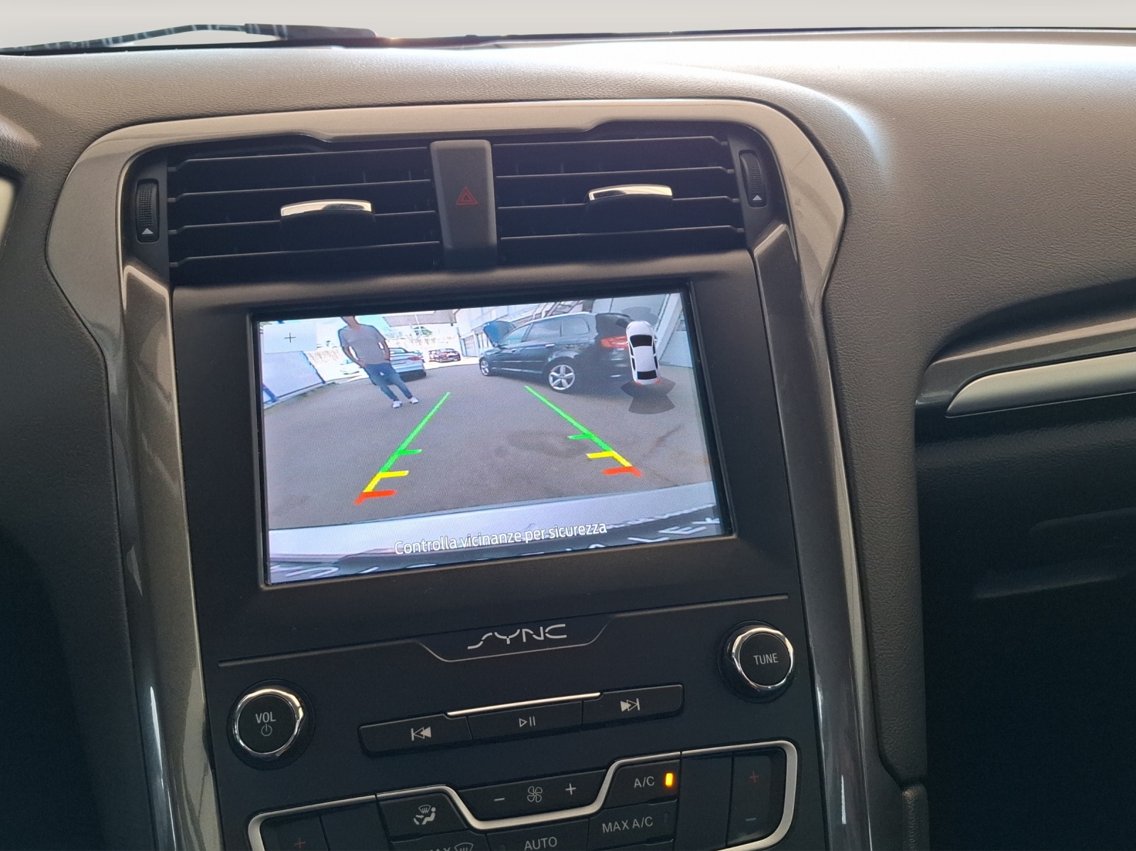 FORD Mondeo 2.0 TDCi Trend Automatik // 8-fach bereift Sommerräder Aluminium-image-14