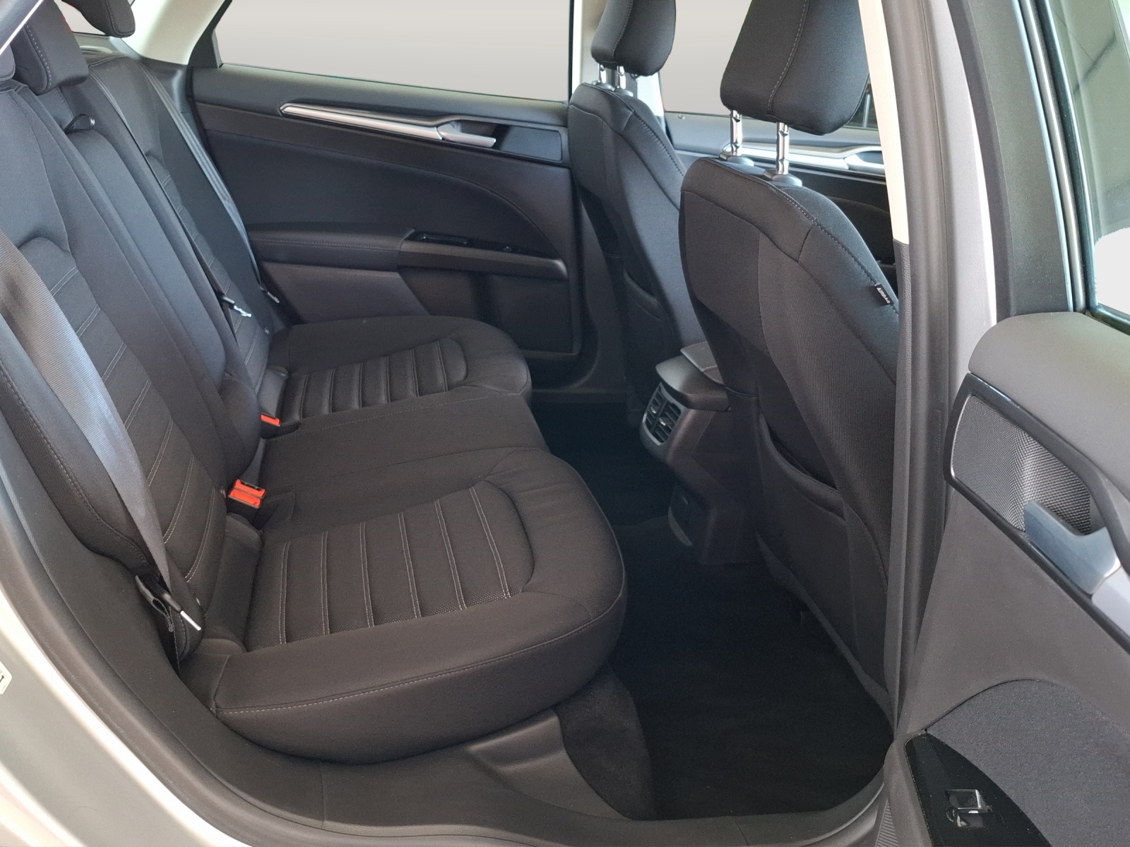 FORD Mondeo 2.0 TDCi Trend Automatik // 8-fach bereift Sommerräder Aluminium-image-10