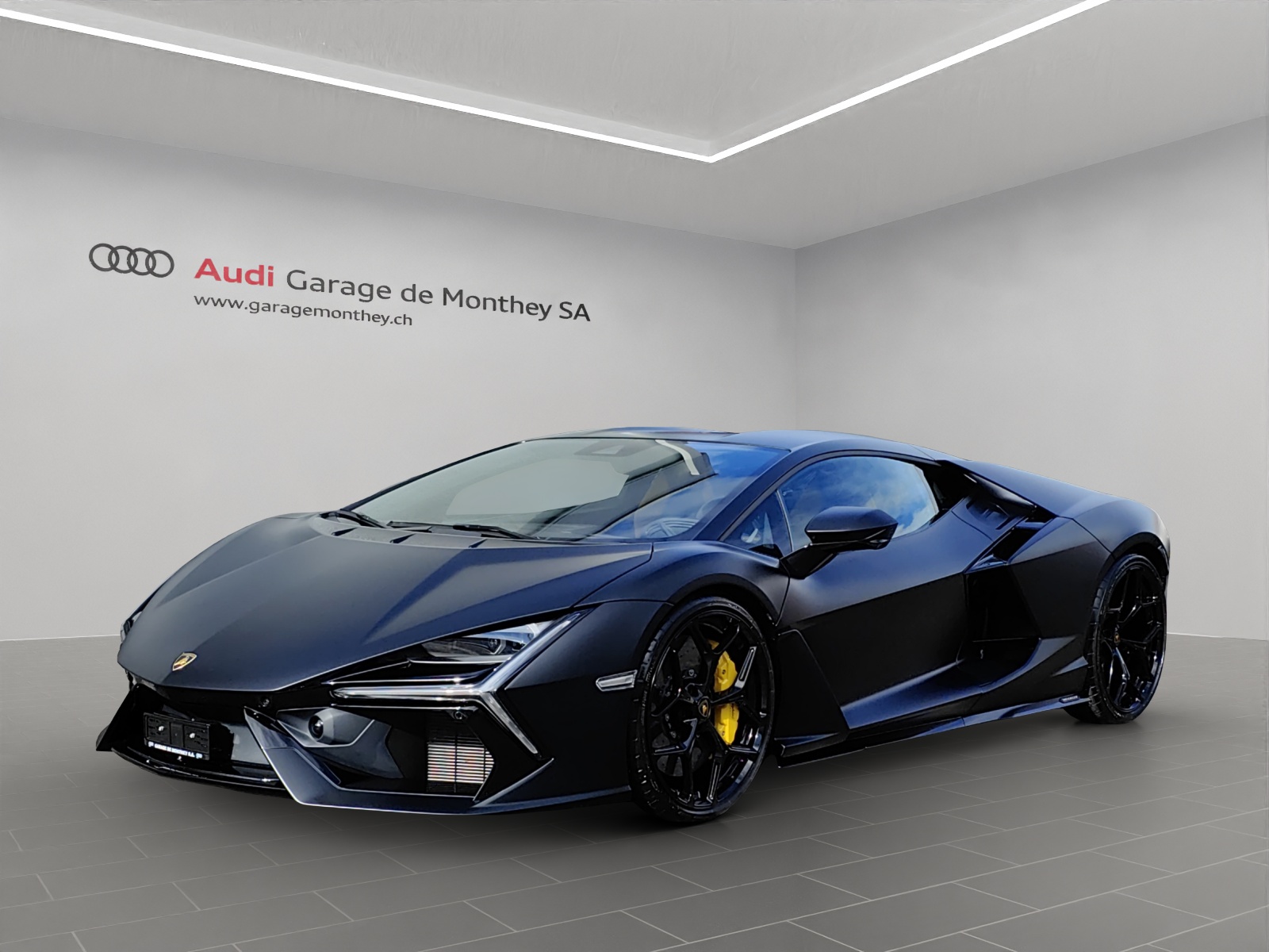 LAMBORGHINI REVUELTO