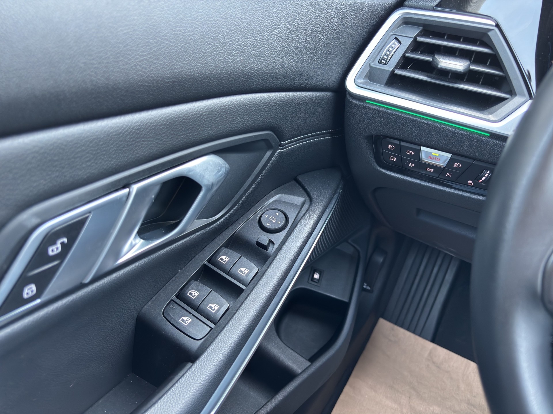 BMW 330e-image-11