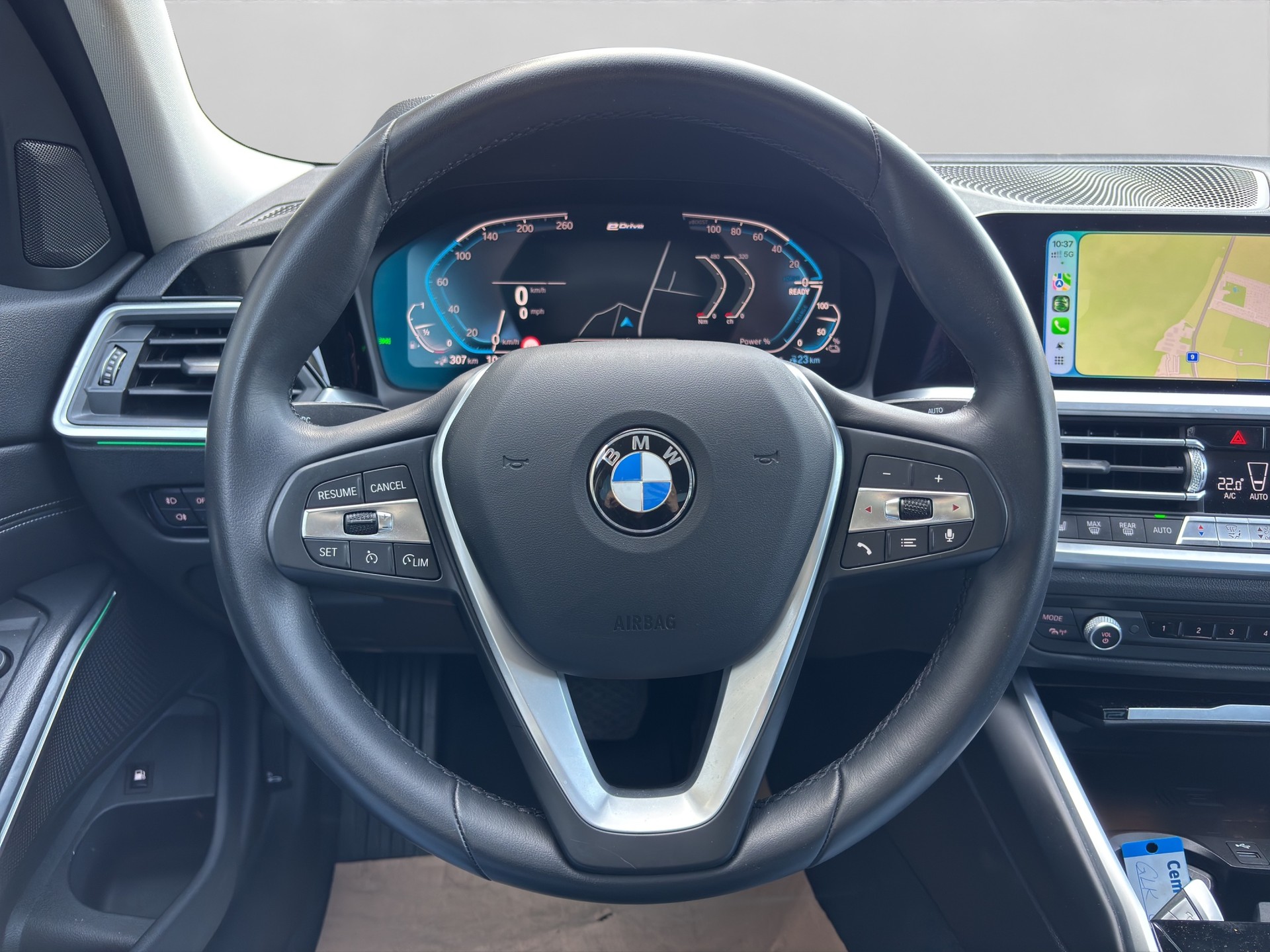 BMW 330e-image-9