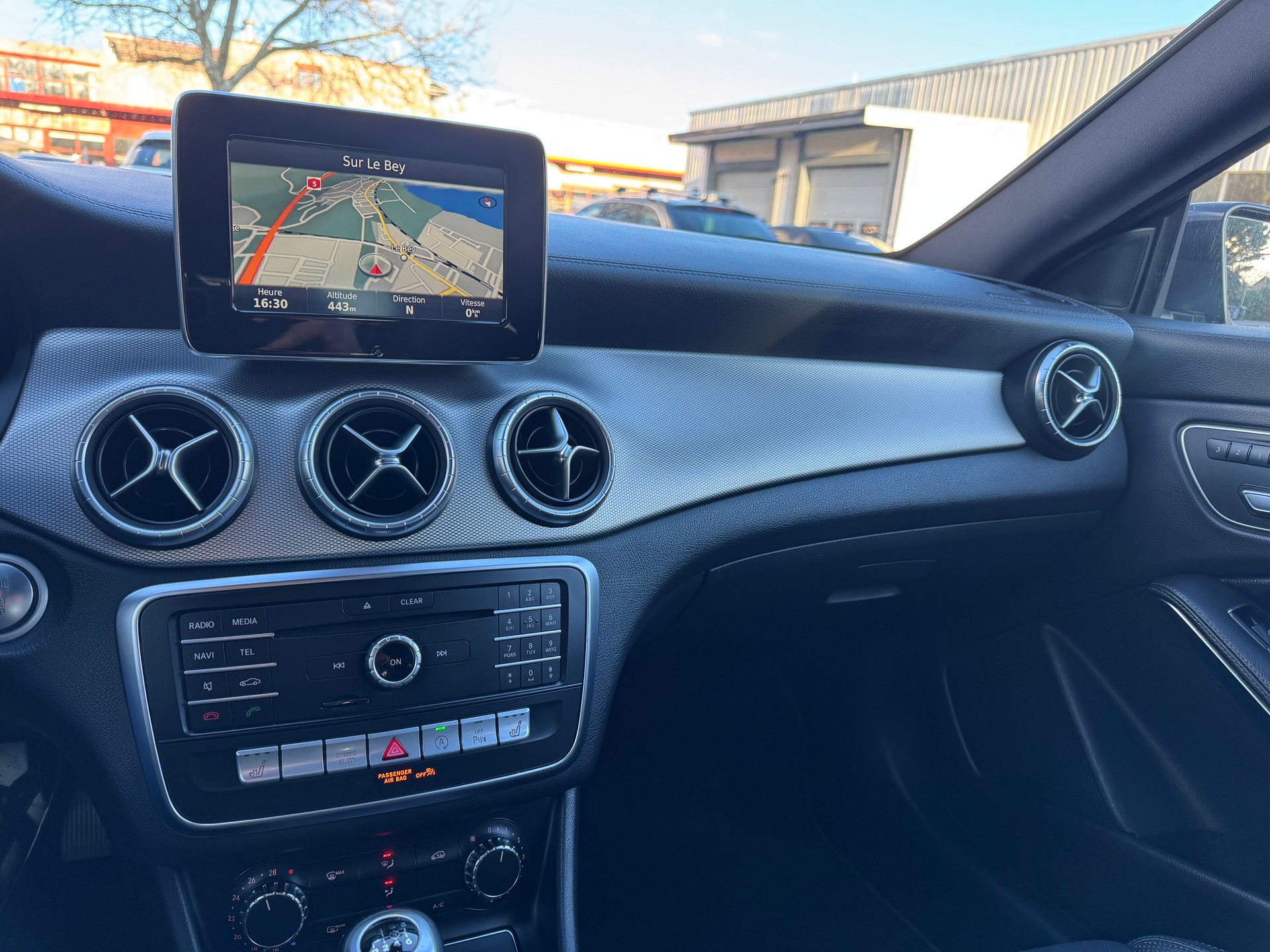 MERCEDES-BENZ CLA Shooting Brake 200 d Urban-image-11
