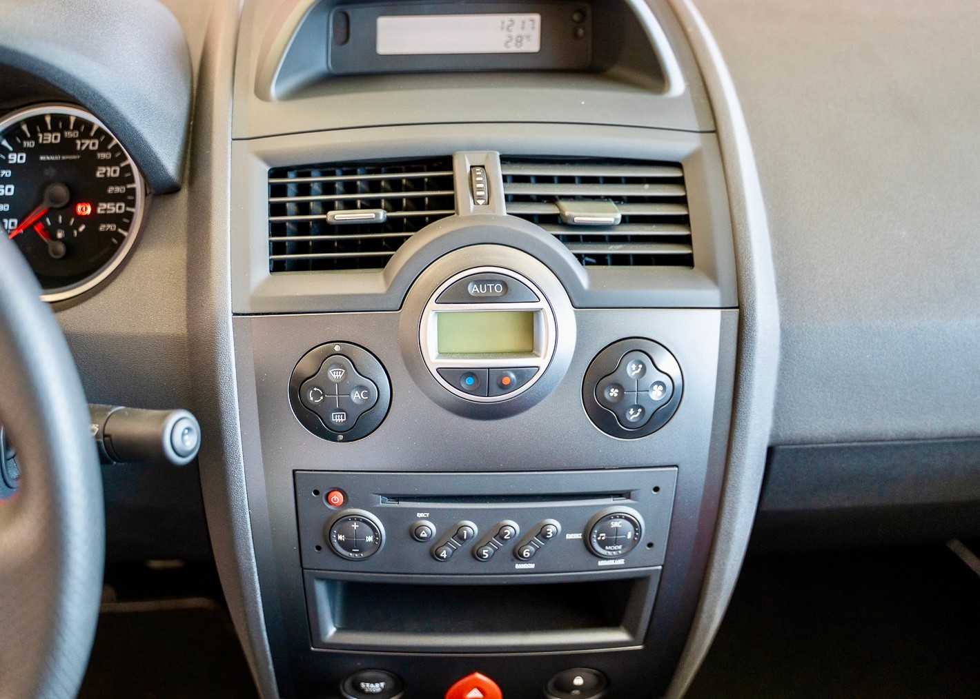RENAULT Megane 2.0 16V Turbo R26.R (2nd hand Swiss car, fantastic condition, 1st paint, 1 of 450, factory tires)-image-25