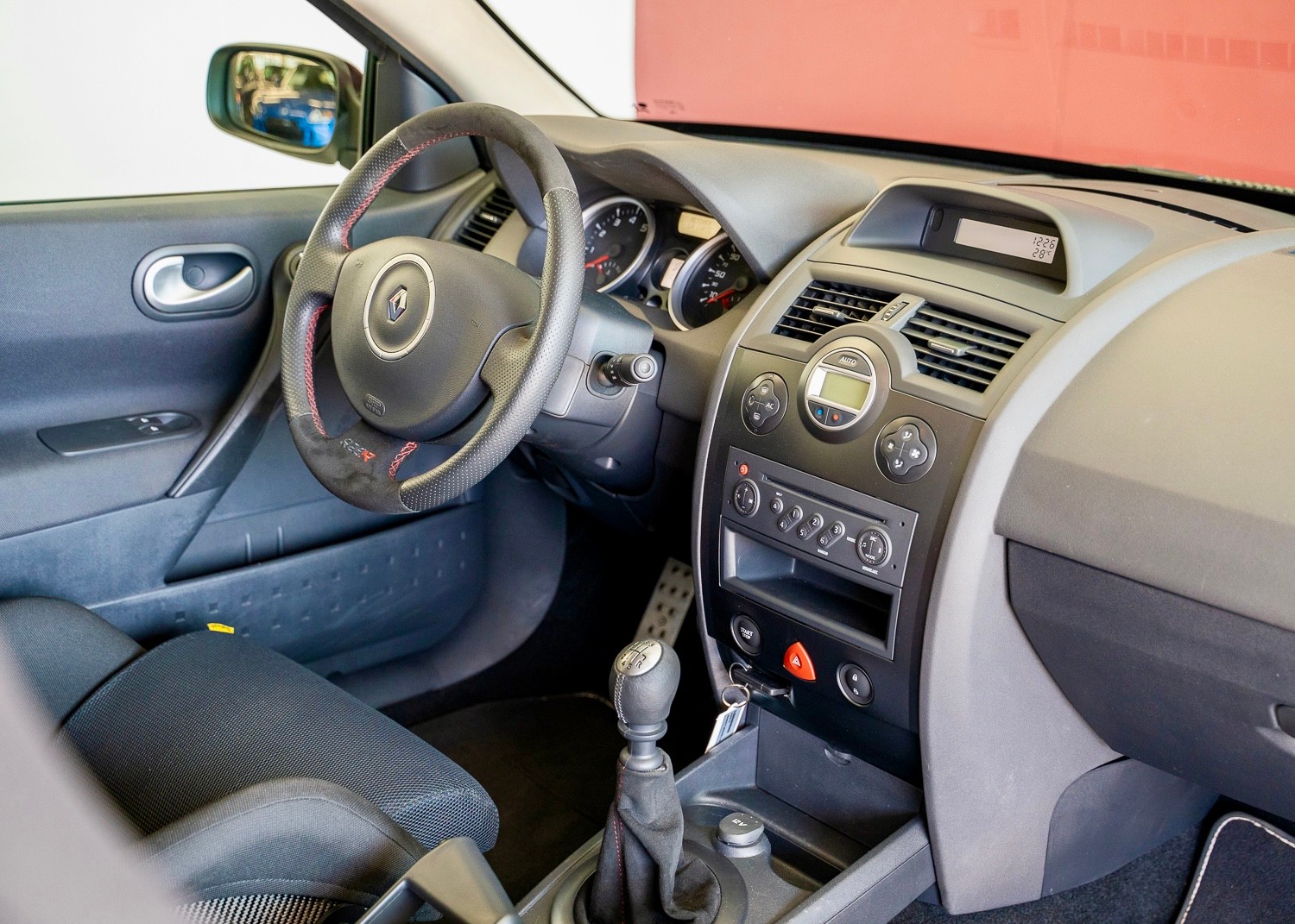 RENAULT Megane 2.0 16V Turbo R26.R (2nd hand Swiss car, fantastic condition, 1st paint, 1 of 450, factory tires)-image-16