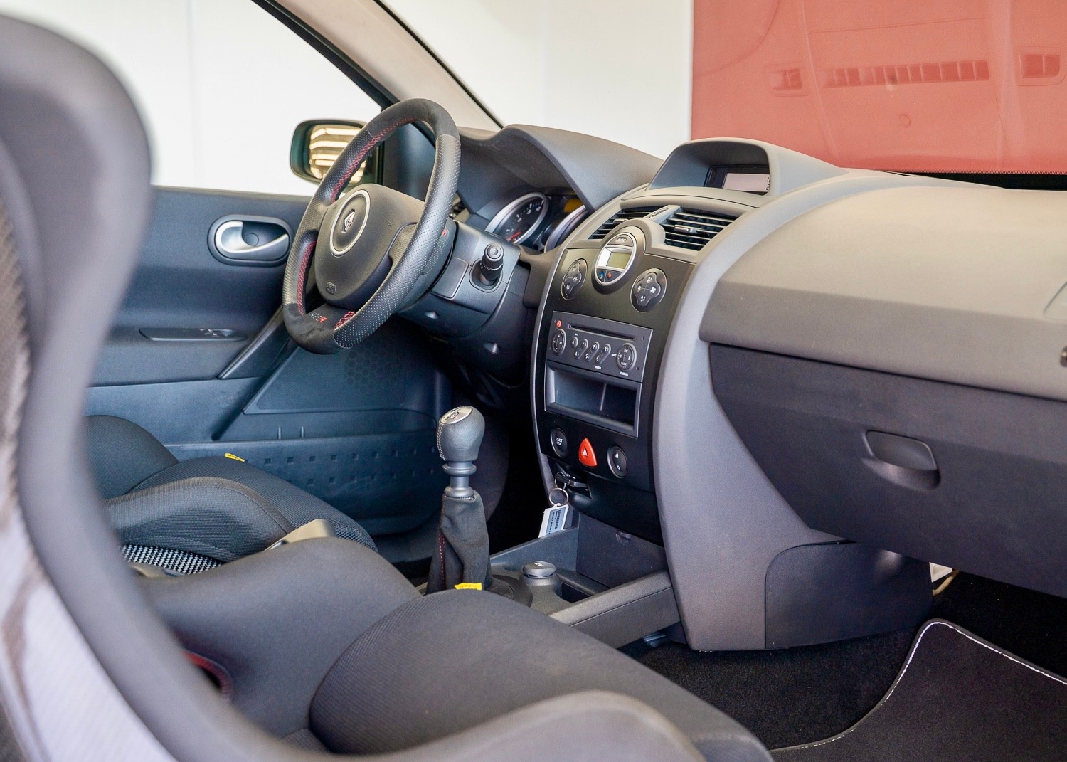 RENAULT Megane 2.0 16V Turbo R26.R (2nd hand Swiss car, fantastic condition, 1st paint, 1 of 450, factory tires)-image-17