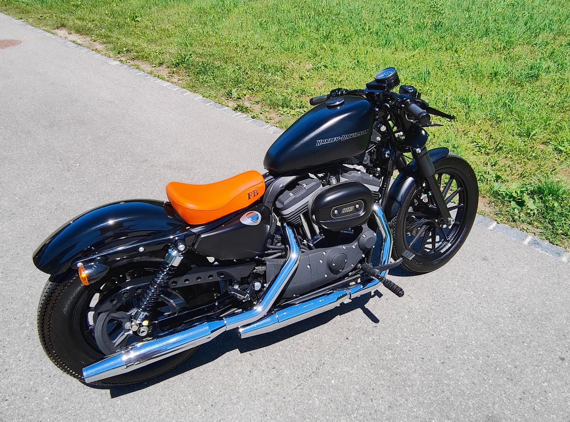 HARLEY-DAVIDSON XL 883 N Sportster Iron-image-3