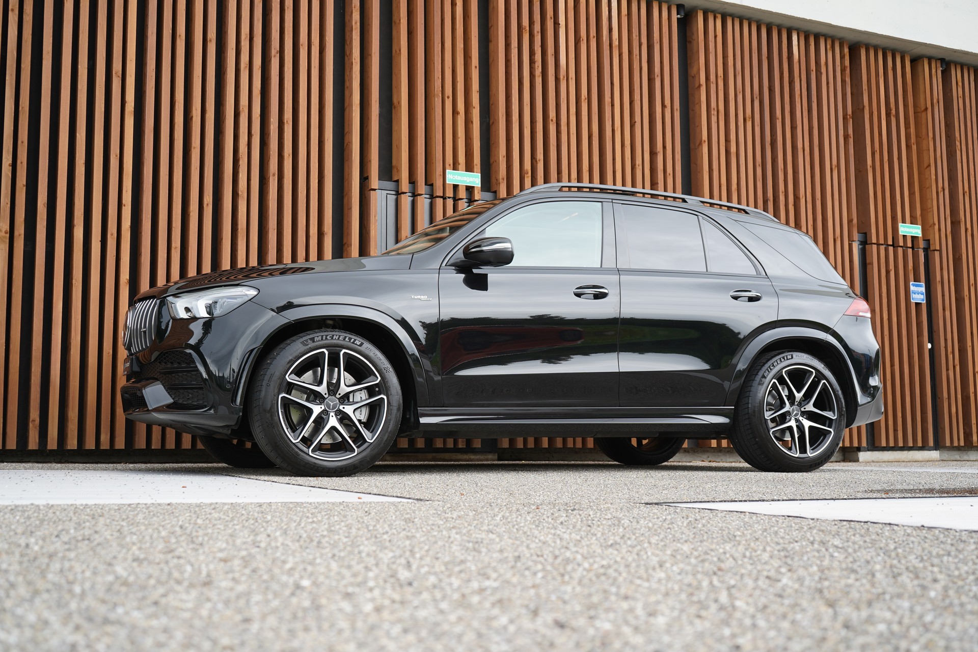 MERCEDES-BENZ GLE 53 AMG 4MATIC+ BLACK 9G-SPEEDSHIFT l 435 PS-image-4