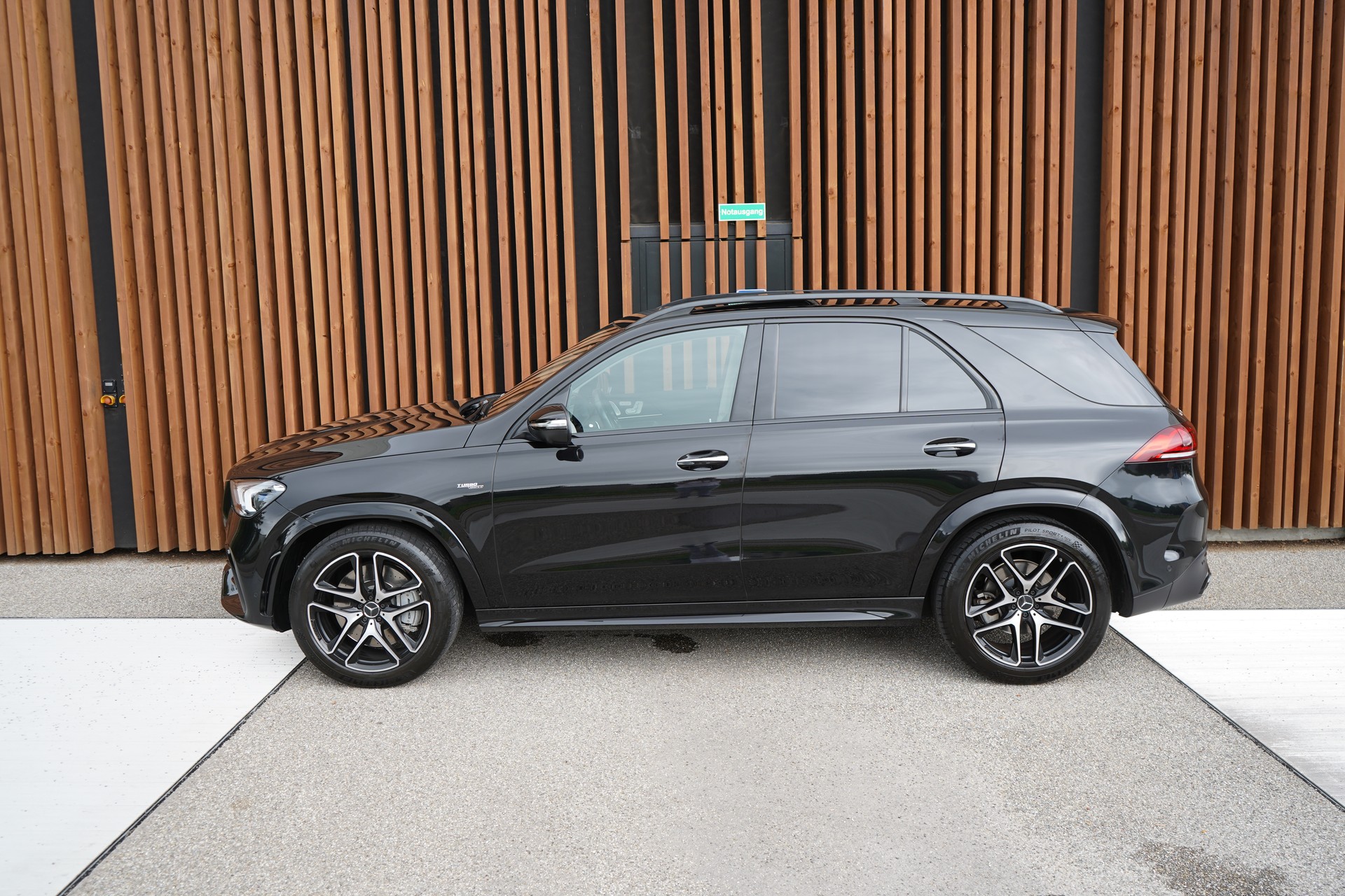 MERCEDES-BENZ GLE 53 AMG 4MATIC+ BLACK 9G-SPEEDSHIFT l 435 PS-image-3